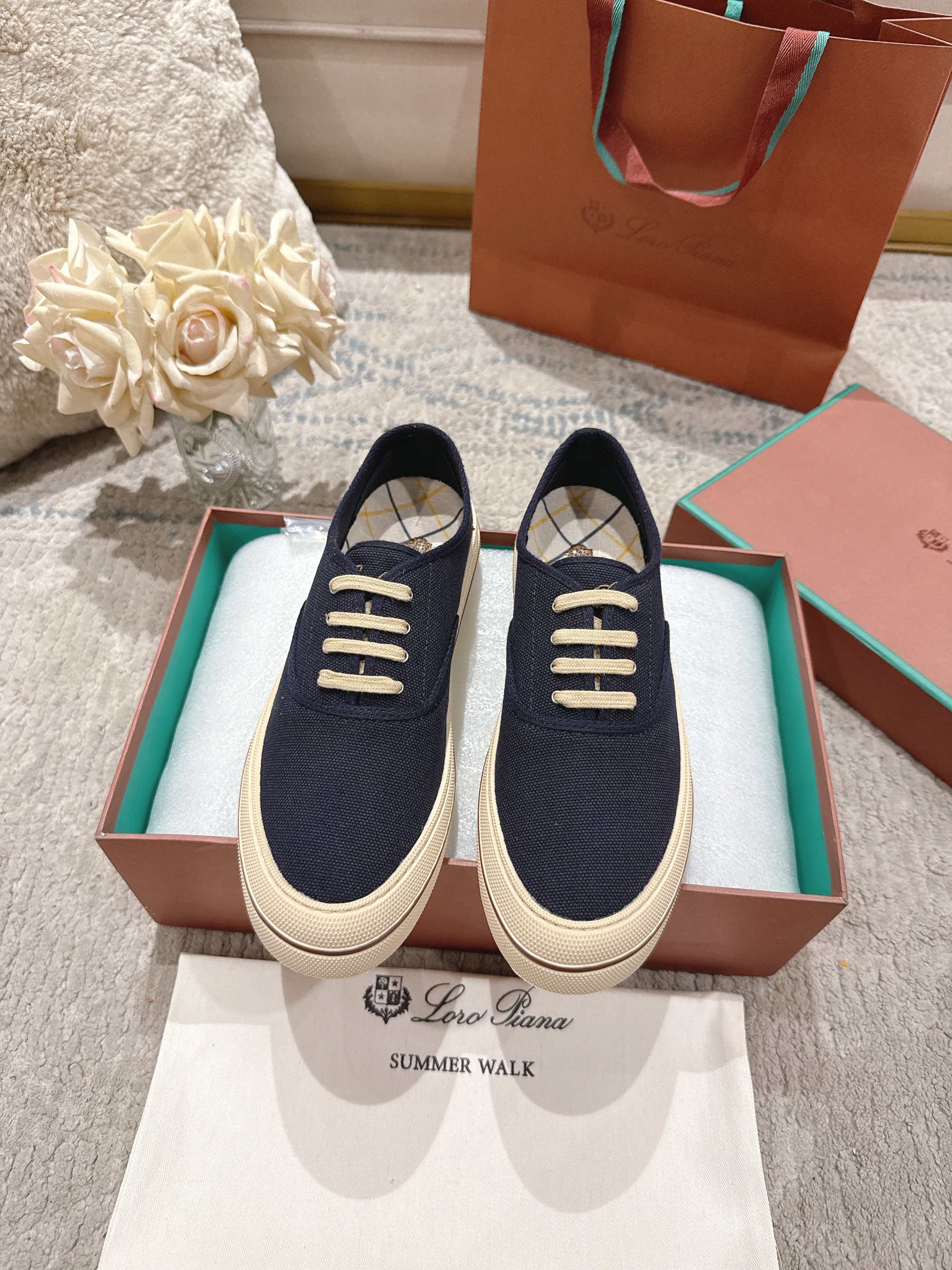 NO:780888,LP casual canvas shoes!  26 new products on sale, the same canvas fabric | Made of old Beijing canvas fabric / twill lining with classic color matching | The foot pads are made of modern checkered striped cloth. The upper is made of unique popular fabrics with electric embroidery LGlp technology, which restores the counter's craftsmanship one-to-one in an all-round way | High-tech craftsmanship | Trendy and fashionable, wear-resistant, non-slip molded color-blocked edges and original craft outsole | Definitely not the ordinary bulky rubber sole on the market  Size35-42 (customized at 41.42), casual shoes/sports shoes, loro piana, sneakers19860909LP休闲帆布鞋！ 26新品发售,同款帆布布料｜采用老北京帆布面料制作/内里斜纹经典拼色一体｜垫脚采用现代风方格条纹布 鞋面采用独特流行面料制作电绣LGlp工艺,全方位一比一复原专柜工艺流程｜高工艺工艺流程｜潮流而时尚耐磨防滑成型拼色边条原版工艺大底｜绝非市面普通笨重胶底 Size35-42码（41.42定制）,休闲鞋/运动鞋,loro piana,sneakers,Women's Shoes