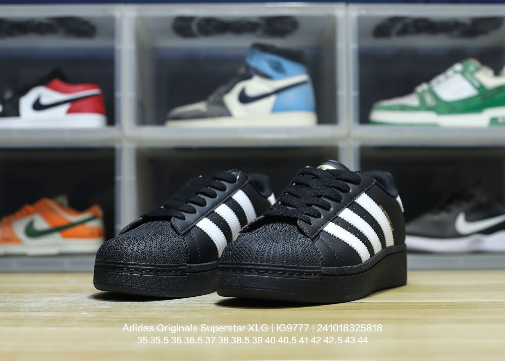 💰110
Adidas/阿迪达斯 男女鞋真标半码制,原楦原纸版数据开发版型,采用硬质粒面牛剖革鞋面材质,内嵌EVA环保鞋垫,外置耐磨防滑鞋底组合扇贝防踢头盖片❗以现代时尚元素焕新演绎,阿迪达斯/三叶草Adidas Originals Superstar XLG 贝壳头系列低帮厚底松糕经典百搭休闲运动板鞋“皮革武士黑白LOGO IG9777
类型:男女鞋
码数:35 35.5 36 36.5 37 38 38.5 39 40 40.5 41 42 42.5 43 44
编码:241018325.818