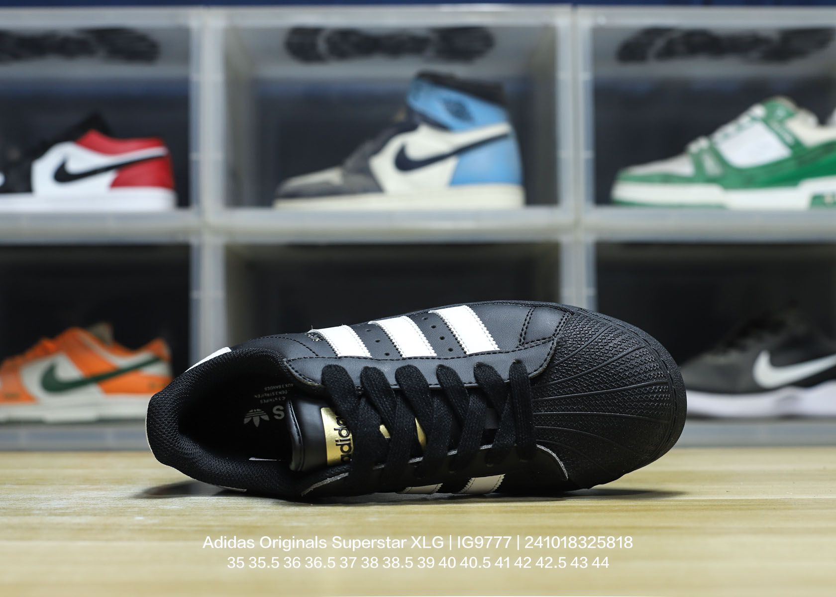 💰110
Adidas/阿迪达斯 男女鞋真标半码制,原楦原纸版数据开发版型,采用硬质粒面牛剖革鞋面材质,内嵌EVA环保鞋垫,外置耐磨防滑鞋底组合扇贝防踢头盖片❗以现代时尚元素焕新演绎,阿迪达斯/三叶草Adidas Originals Superstar XLG 贝壳头系列低帮厚底松糕经典百搭休闲运动板鞋“皮革武士黑白LOGO IG9777
类型:男女鞋
码数:35 35.5 36 36.5 37 38 38.5 39 40 40.5 41 42 42.5 43 44
编码:241018325.818