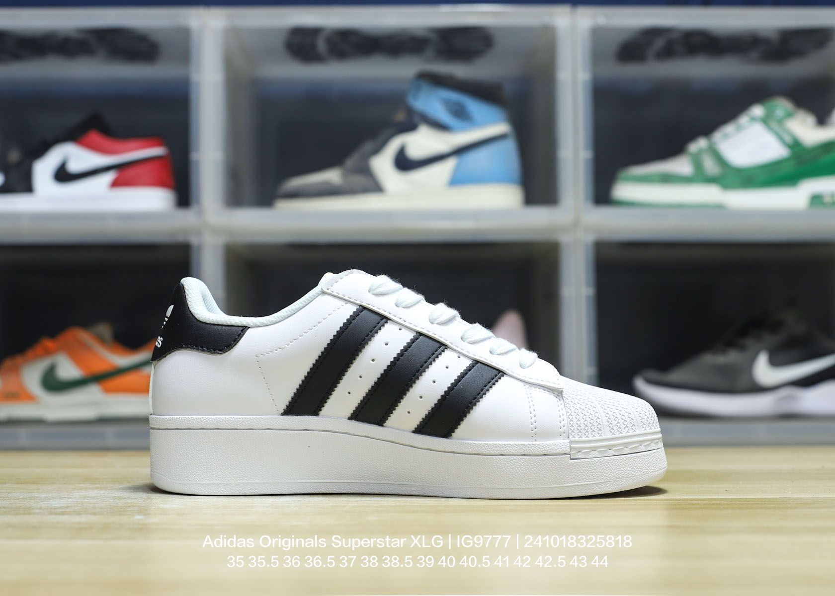 💰110
Adidas/阿迪达斯 男女鞋真标半码制,原楦原纸版数据开发版型,采用硬质粒面牛剖革鞋面材质,内嵌EVA环保鞋垫,外置耐磨防滑鞋底组合扇贝防踢头盖片❗以现代时尚元素焕新演绎,阿迪达斯/三叶草Adidas Originals Superstar XLG 贝壳头系列低帮厚底松糕经典百搭休闲运动板鞋“皮革武士黑白LOGO IG9777
类型:男女鞋
码数:35 35.5 36 36.5 37 38 38.5 39 40 40.5 41 42 42.5 43 44
编码:241018325.818