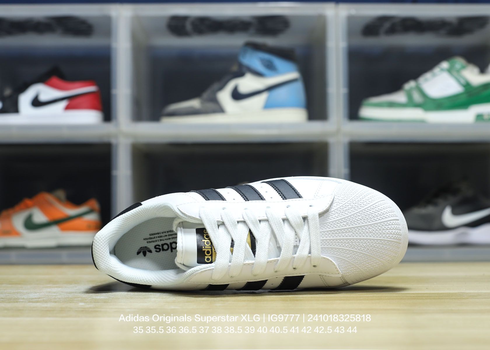 💰110
Adidas/阿迪达斯 男女鞋真标半码制,原楦原纸版数据开发版型,采用硬质粒面牛剖革鞋面材质,内嵌EVA环保鞋垫,外置耐磨防滑鞋底组合扇贝防踢头盖片❗以现代时尚元素焕新演绎,阿迪达斯/三叶草Adidas Originals Superstar XLG 贝壳头系列低帮厚底松糕经典百搭休闲运动板鞋“皮革武士黑白LOGO IG9777
类型:男女鞋
码数:35 35.5 36 36.5 37 38 38.5 39 40 40.5 41 42 42.5 43 44
编码:241018325.818