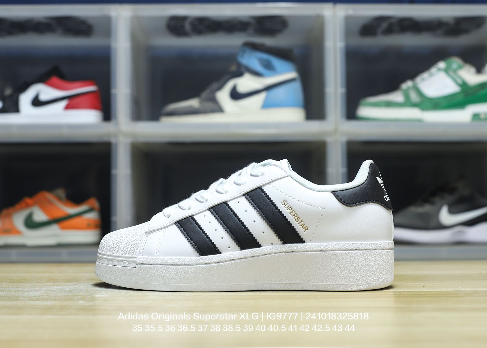 💰110
Adidas/阿迪达斯 男女鞋真标半码制，原楦原纸版数据开发版型，采用硬质粒面牛剖革鞋面材质，内嵌EVA环保鞋垫，外置耐磨防滑鞋底组合扇贝防踢头盖片❗以现代时尚元素焕新演绎,阿迪达斯/三叶草Adidas Originals Superstar XLG 贝壳头系列低帮厚底松糕经典百搭休闲运动板鞋“皮革武士黑白LOGO IG9777

类型：男女鞋
码数：35 35.5 36 36.5 37 38 38.5 39 40 40.5 41 42 42.5 43 44
编码：241018325.818