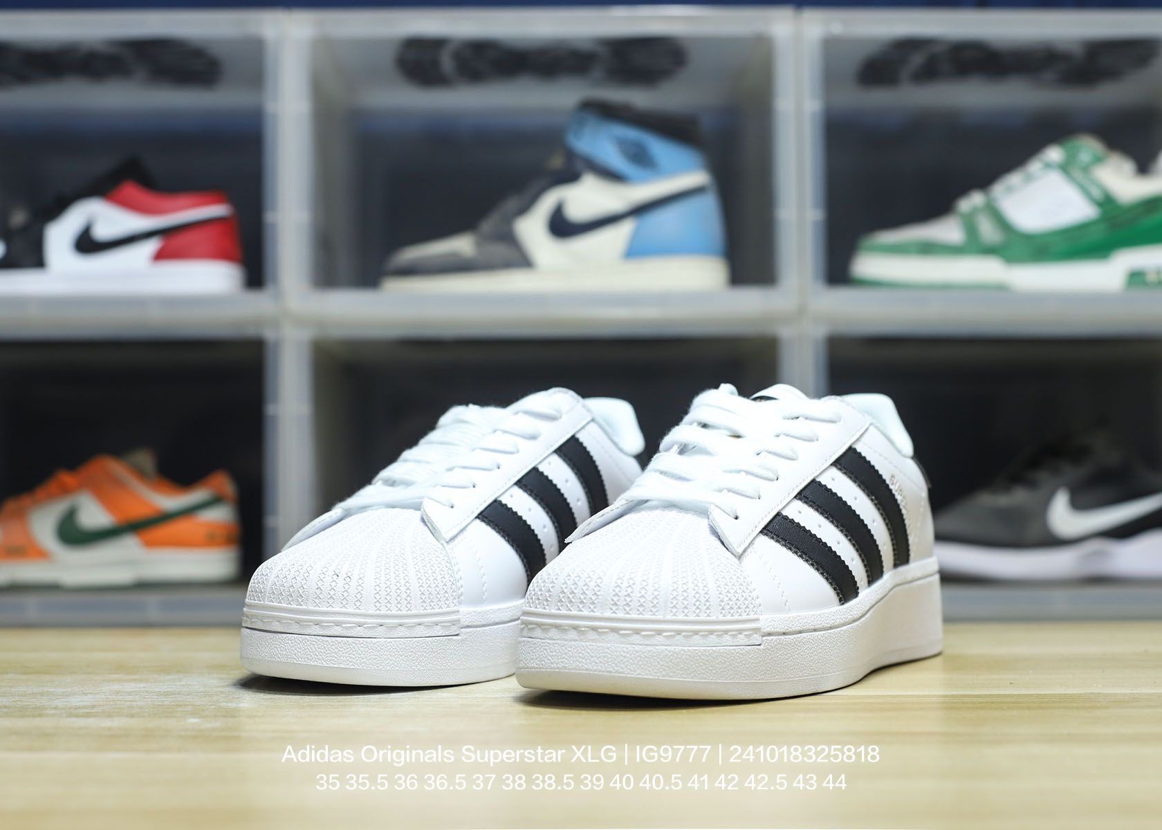 💰110
Adidas/阿迪达斯 男女鞋真标半码制,原楦原纸版数据开发版型,采用硬质粒面牛剖革鞋面材质,内嵌EVA环保鞋垫,外置耐磨防滑鞋底组合扇贝防踢头盖片❗以现代时尚元素焕新演绎,阿迪达斯/三叶草Adidas Originals Superstar XLG 贝壳头系列低帮厚底松糕经典百搭休闲运动板鞋“皮革武士黑白LOGO IG9777
类型:男女鞋
码数:35 35.5 36 36.5 37 38 38.5 39 40 40.5 41 42 42.5 43 44
编码:241018325.818