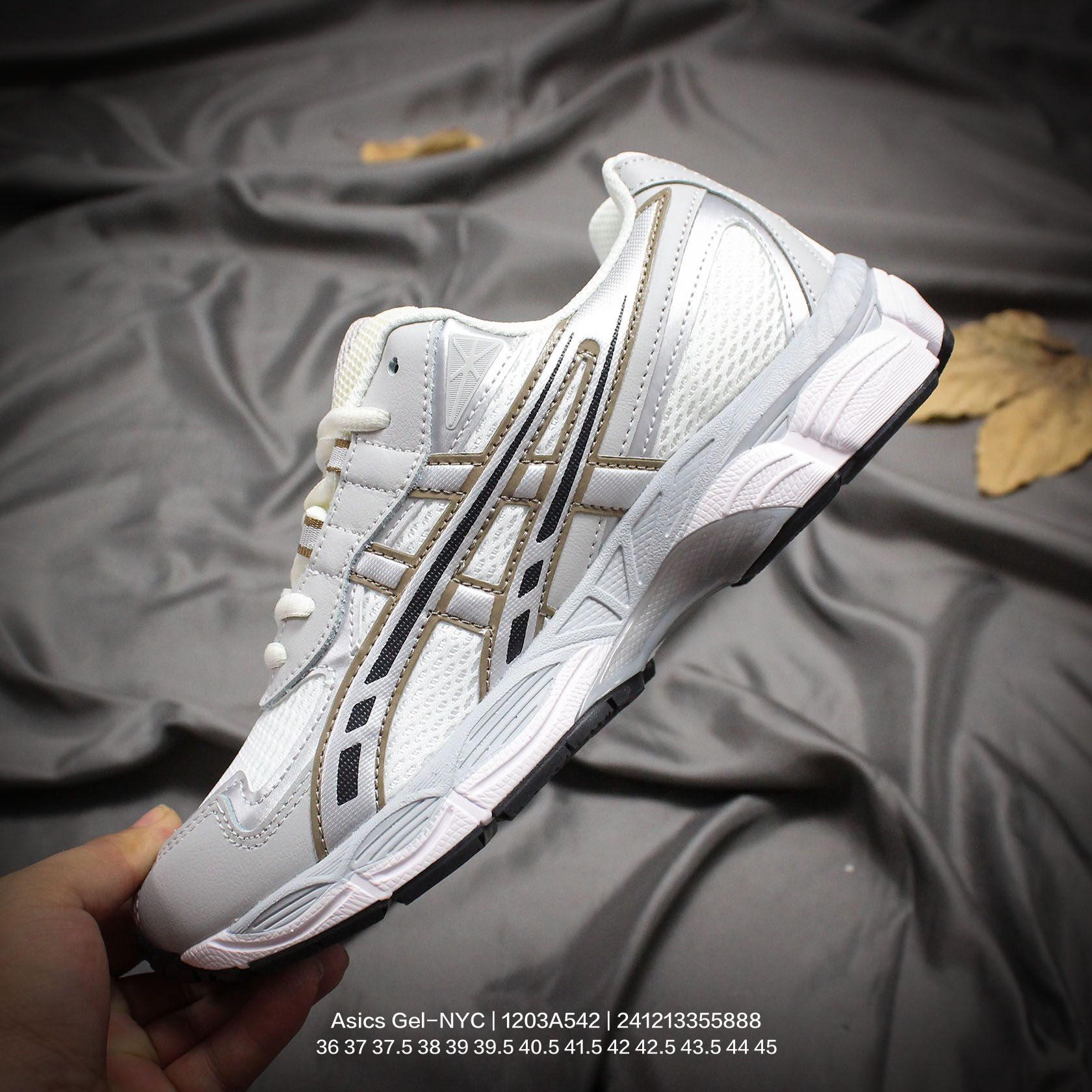 💰170
Asics/亚瑟士 男女鞋真标半码制，升级原楦原纸版开发，采用翻毛皮组合网眼布鞋面材质，后跟和前掌嵌入GEL胶缓震,轻质发泡材料组合耐磨橡胶外底❗️又一双「鞋圈黑马」,日本专业跑鞋品牌-亚瑟士/Asics Gel-NYC 系列低帮复古休闲运动慢跑鞋“ 1203A542

类型：男女鞋
码数：36 37 37.5 38 39 39.5 40.5 41.5 42 42.5 43.5 44 45
编码：241213355.888