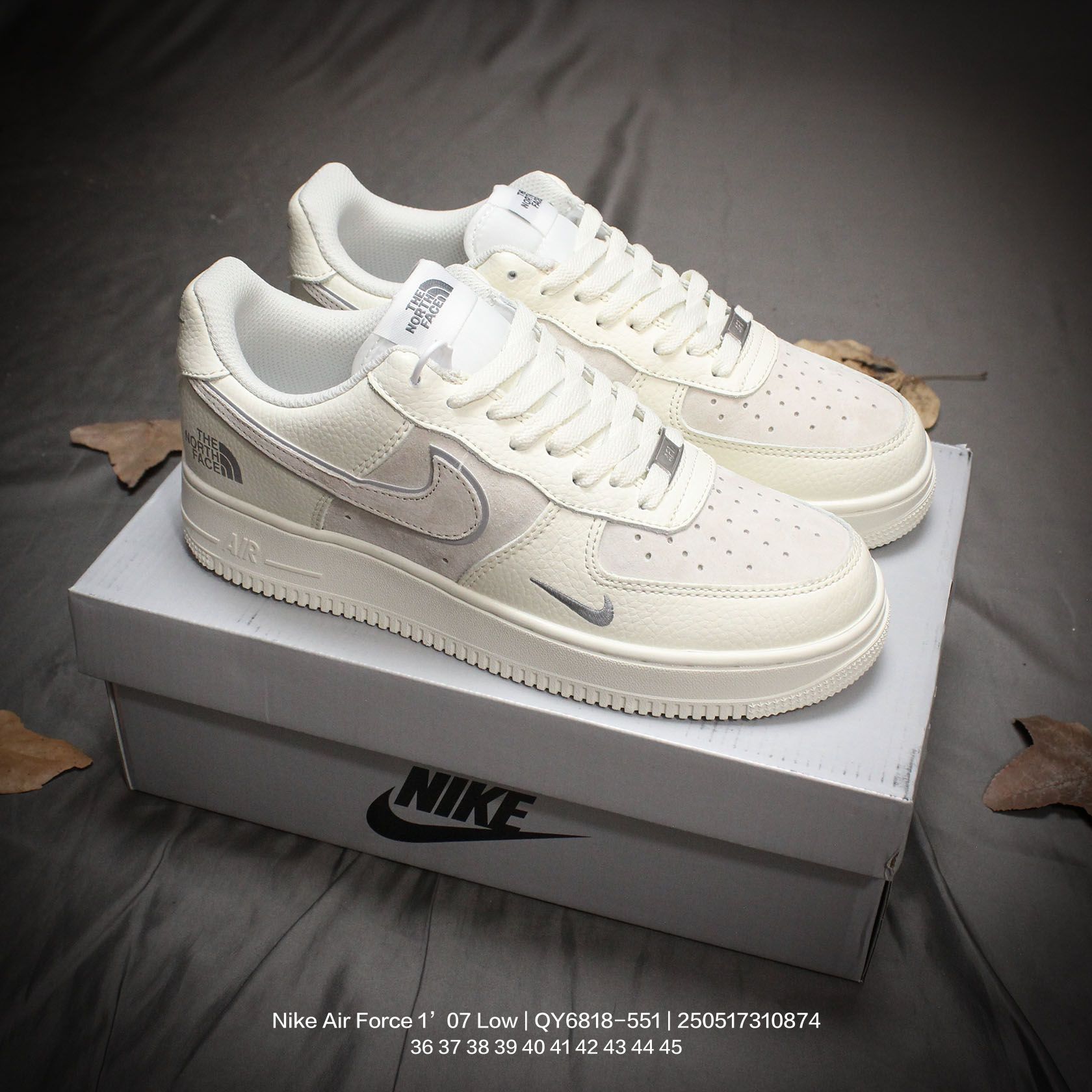 🈴💰195
Nike/耐克 男女鞋半码制，原楦原纸版数据开发版型，采用硬质荔枝纹牛剖革组合猪巴革鞋面材质，内置全掌Air Sole气垫❗创意定制联名，著名户外品牌·北面/The North Face x Nike Air Force 1’07 Low"TNF"空军一号经典低帮百搭休闲运动板鞋“ QY6818-551

类型：男女鞋
码数：36 37 38 39 40 41 42 43 44 45
编码：250517310.874
