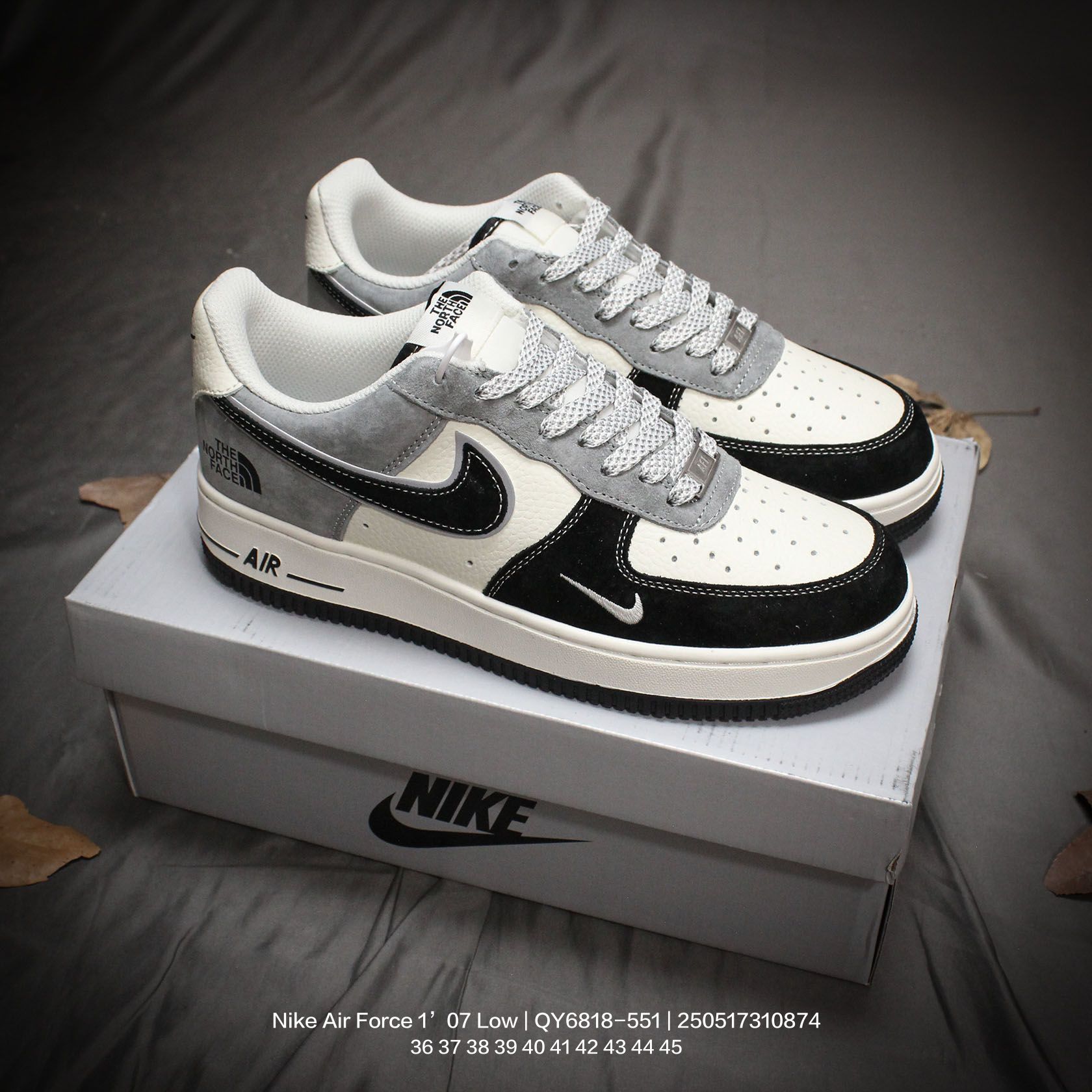 🈴💰195
Nike/耐克 男女鞋半码制，原楦原纸版数据开发版型，采用硬质荔枝纹牛剖革组合猪巴革鞋面材质，内置全掌Air Sole气垫❗创意定制联名，著名户外品牌·北面/The North Face x Nike Air Force 1’07 Low"TNF"空军一号经典低帮百搭休闲运动板鞋“ QY6818-551

类型：男女鞋
码数：36 37 38 39 40 41 42 43 44 45
编码：250517310.874