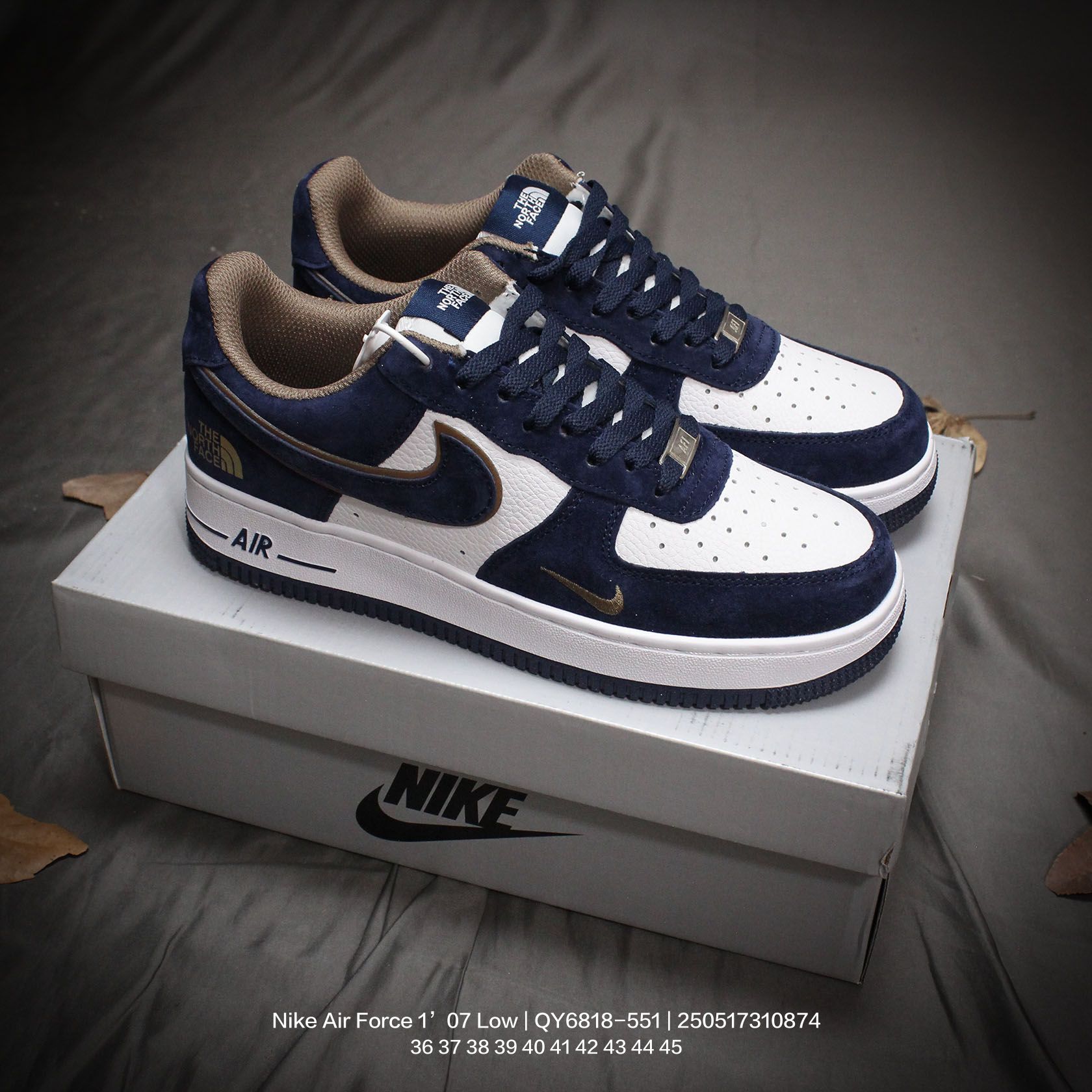 🈴💰195
Nike/耐克 男女鞋半码制，原楦原纸版数据开发版型，采用硬质荔枝纹牛剖革组合猪巴革鞋面材质，内置全掌Air Sole气垫❗创意定制联名，著名户外品牌·北面/The North Face x Nike Air Force 1’07 Low"TNF"空军一号经典低帮百搭休闲运动板鞋“ QY6818-551

类型：男女鞋
码数：36 37 38 39 40 41 42 43 44 45
编码：250517310.874