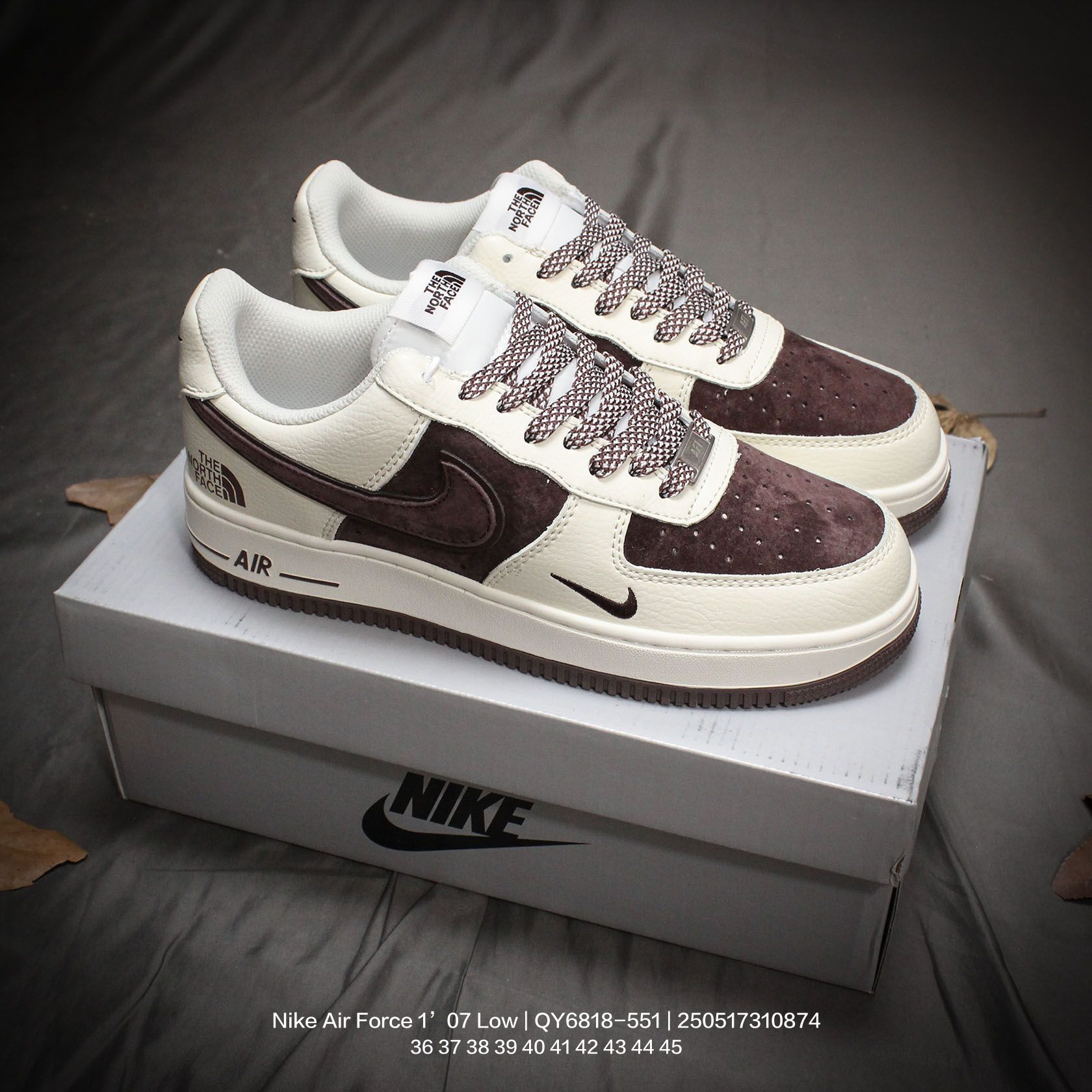🈴💰195
Nike/耐克 男女鞋半码制，原楦原纸版数据开发版型，采用硬质荔枝纹牛剖革组合猪巴革鞋面材质，内置全掌Air Sole气垫❗创意定制联名，著名户外品牌·北面/The North Face x Nike Air Force 1’07 Low"TNF"空军一号经典低帮百搭休闲运动板鞋“ QY6818-551

类型：男女鞋
码数：36 37 38 39 40 41 42 43 44 45
编码：250517310.874