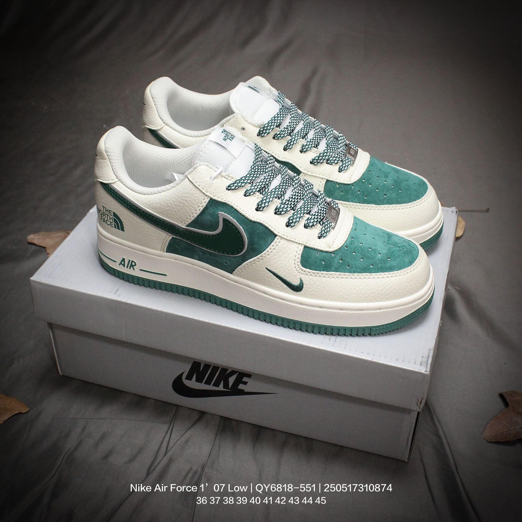 🈴💰195
Nike/耐克 男女鞋半码制，原楦原纸版数据开发版型，采用硬质荔枝纹牛剖革组合猪巴革鞋面材质，内置全掌Air Sole气垫❗创意定制联名，著名户外品牌·北面/The North Face x Nike Air Force 1’07 Low"TNF"空军一号经典低帮百搭休闲运动板鞋“ QY6818-551

类型：男女鞋
码数：36 37 38 39 40 41 42 43 44 45
编码：250517310.874