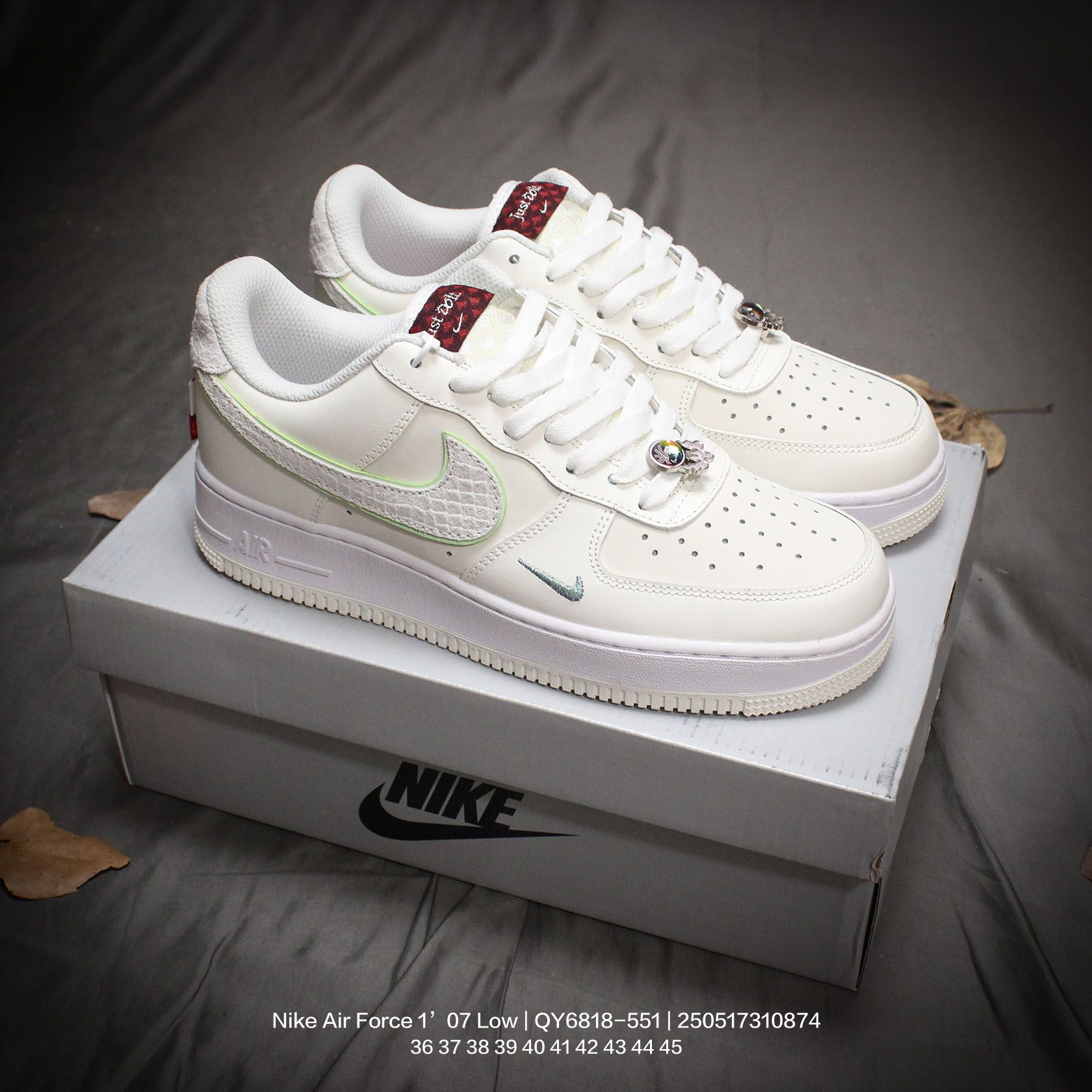 🈴💰195
Nike/耐克 男女鞋半码制，原楦原纸版数据开发版型，采用硬质荔枝纹牛剖革组合猪巴革鞋面材质，内置全掌Air Sole气垫❗创意定制联名，著名户外品牌·北面/The North Face x Nike Air Force 1’07 Low"TNF"空军一号经典低帮百搭休闲运动板鞋“ QY6818-551

类型：男女鞋
码数：36 37 38 39 40 41 42 43 44 45
编码：250517310.874