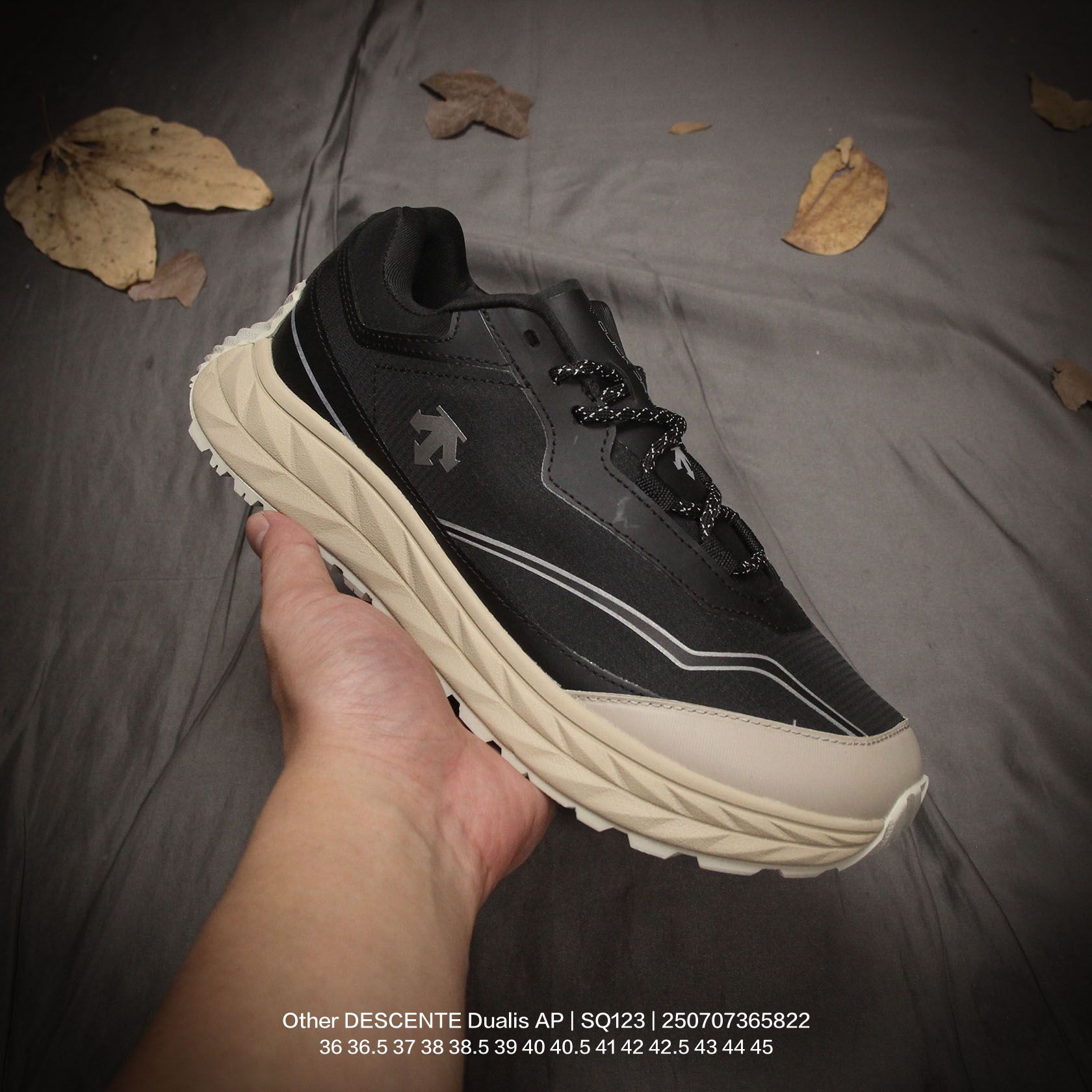 💰150
原楦原纸版开发版型，采用防撕裂牛津布组合环保牛巴革鞋面材质，搭载压缩EVA缓震中底技术，外搭vibram黄金耐磨锯齿外底❗️越野徒步+日常通勤两不误！高端专业运动品牌/迪桑特·DESCENTE Dualis AP 逍客AP系列低帮厚底越野徒步户外休闲运动鞋 SQ123

类型：男女鞋
码数：36 36.5 37 38 38.5 39 40 40.5 41 42 42.5 43 44 45
编码：250707365.822