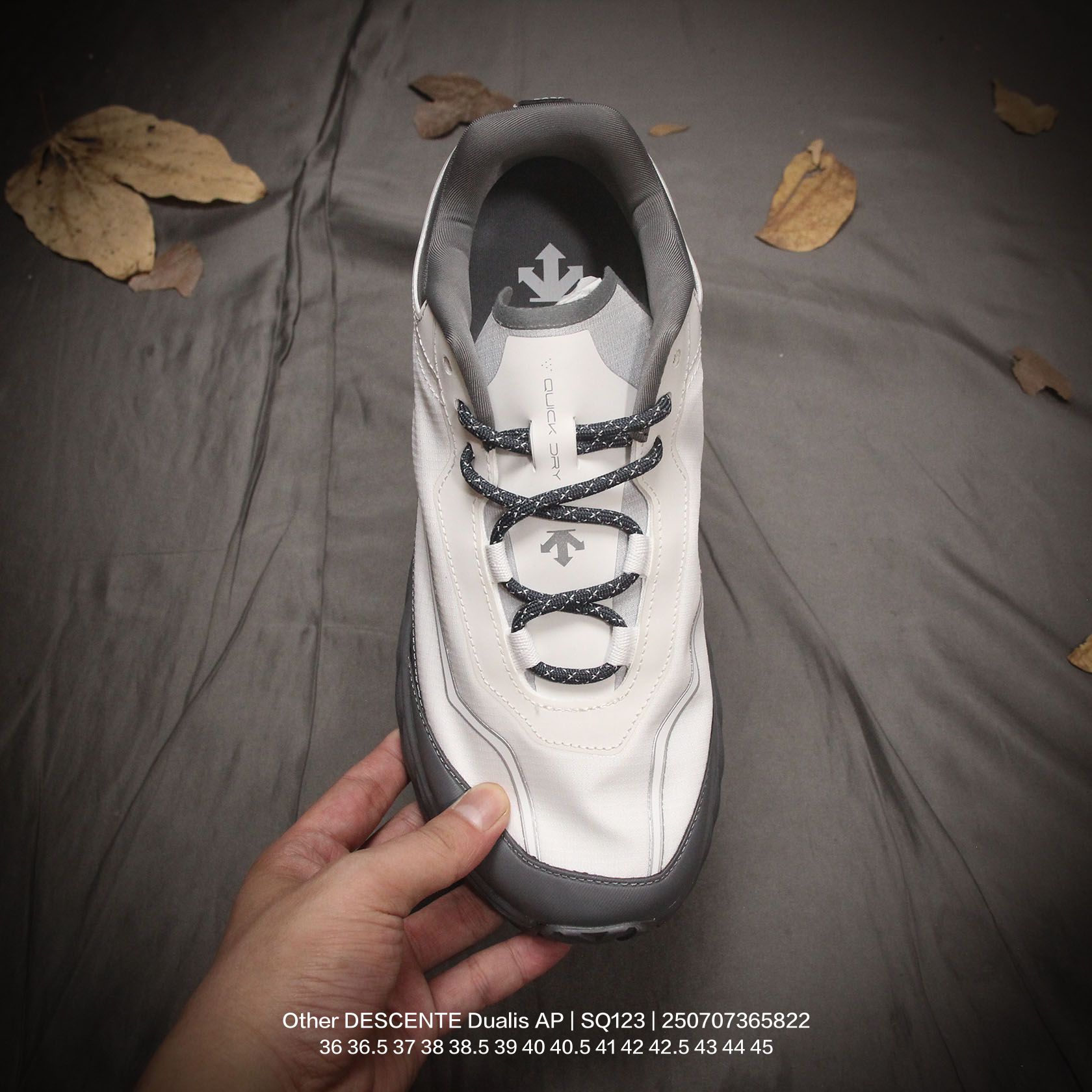 💰150
原楦原纸版开发版型,采用防撕裂牛津布组合环保牛巴革鞋面材质,搭载压缩EVA缓震中底技术,外搭vibram黄金耐磨锯齿外底❗️越野徒步+日常通勤两不误!高端专业运动品牌/迪桑特·DESCENTE Dualis AP 逍客AP系列低帮厚底越野徒步户外休闲运动鞋 SQ123
类型:男女鞋
码数:36 36.5 37 38 38.5 39 40 40.5 41 42 42.5 43 44 45
编码:250707365.822