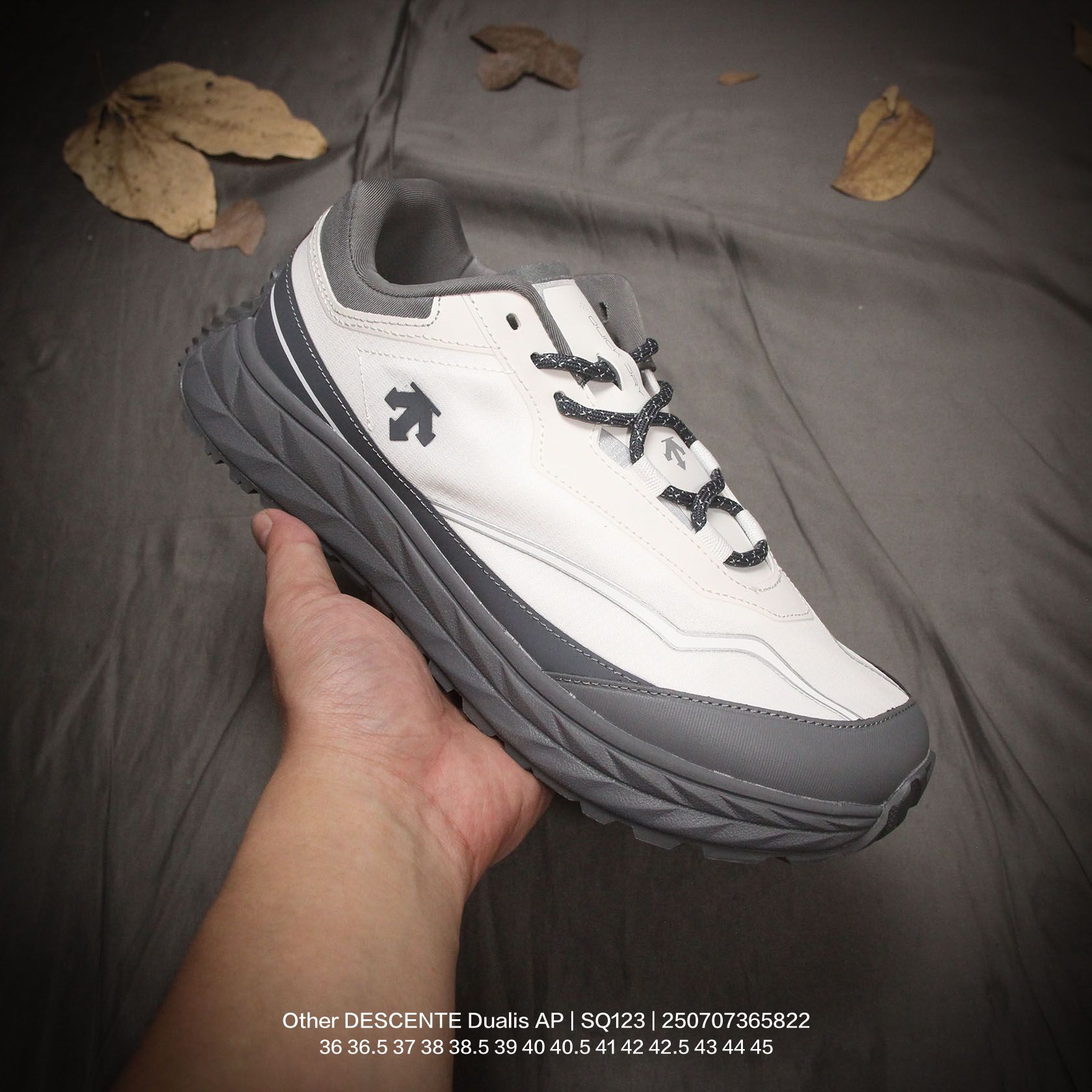 💰150
原楦原纸版开发版型,采用防撕裂牛津布组合环保牛巴革鞋面材质,搭载压缩EVA缓震中底技术,外搭vibram黄金耐磨锯齿外底❗️越野徒步+日常通勤两不误!高端专业运动品牌/迪桑特·DESCENTE Dualis AP 逍客AP系列低帮厚底越野徒步户外休闲运动鞋 SQ123
类型:男女鞋
码数:36 36.5 37 38 38.5 39 40 40.5 41 42 42.5 43 44 45
编码:250707365.822