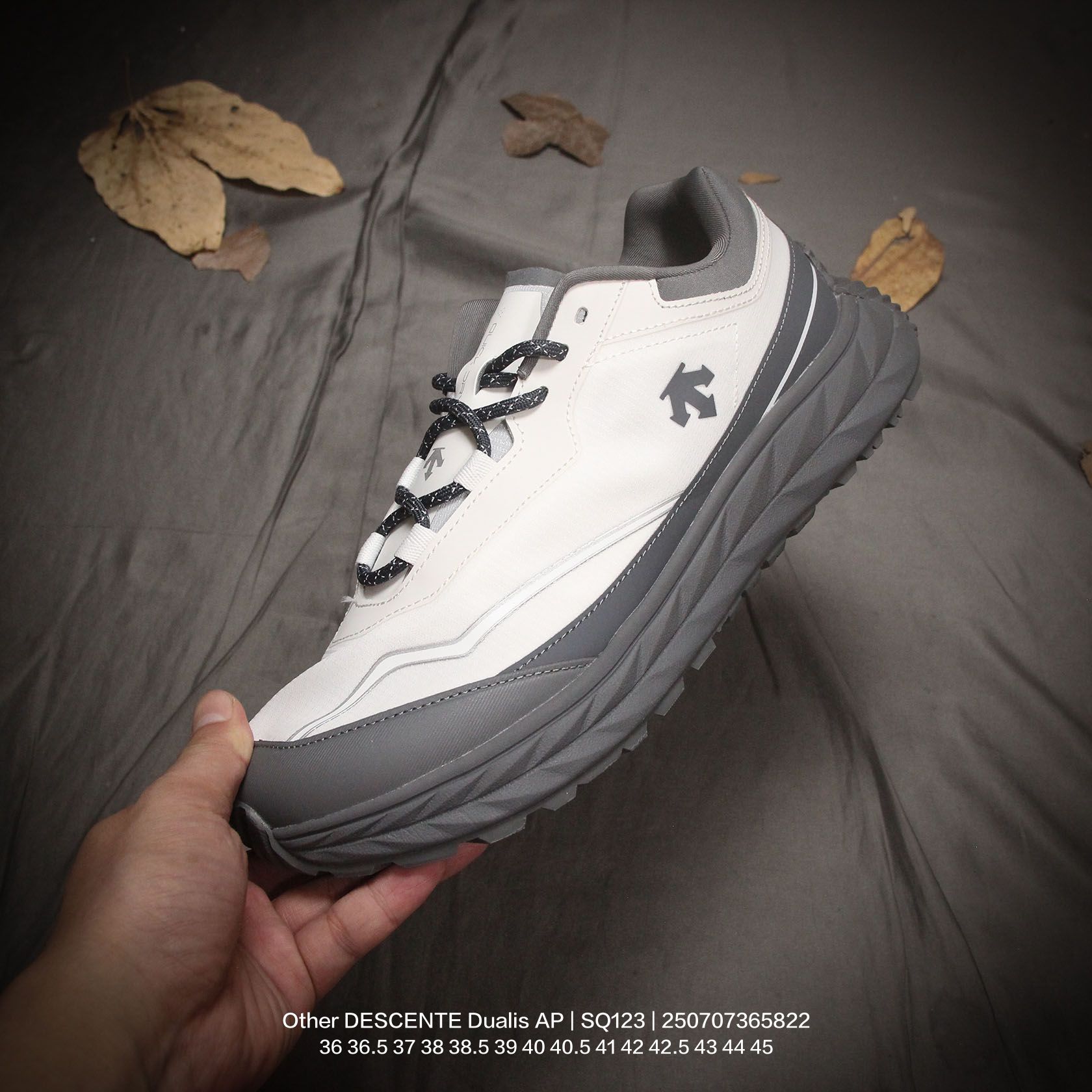 💰150
原楦原纸版开发版型,采用防撕裂牛津布组合环保牛巴革鞋面材质,搭载压缩EVA缓震中底技术,外搭vibram黄金耐磨锯齿外底❗️越野徒步+日常通勤两不误!高端专业运动品牌/迪桑特·DESCENTE Dualis AP 逍客AP系列低帮厚底越野徒步户外休闲运动鞋 SQ123
类型:男女鞋
码数:36 36.5 37 38 38.5 39 40 40.5 41 42 42.5 43 44 45
编码:250707365.822