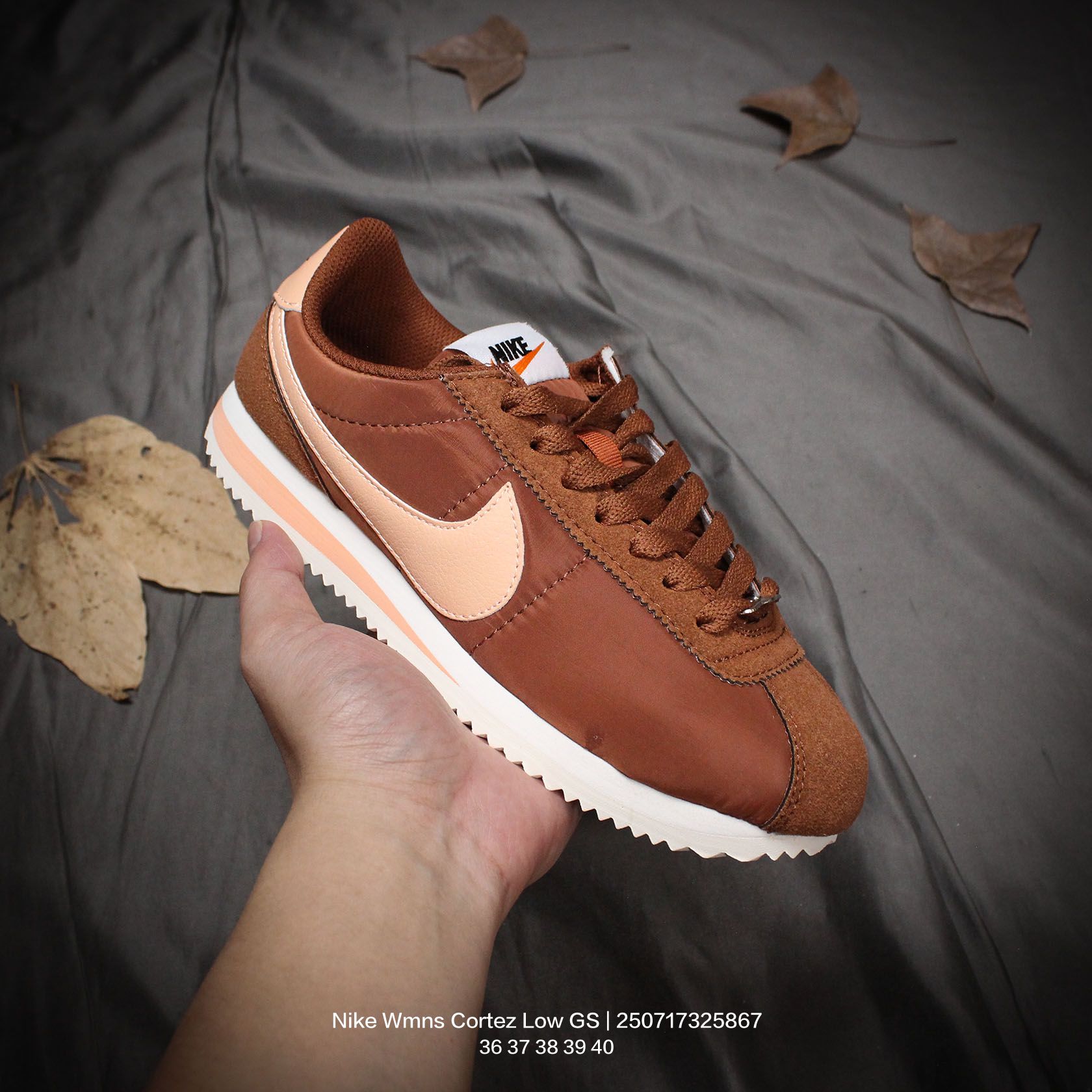 💰110
Nike/耐克 升级原楦原纸版开发版型，采用纤维剖革组合翻毛皮鞋面材质，中底搭载双层EVA切片组合高密度发泡橡胶防滑外底❗️2025情人节限定配色，耐克Nike Wmns Cortez Low GS"Valentine"s Day"阿甘初代系列低帮复古休闲运动慢跑鞋 

类型：男女鞋
码数：36 37 38 39 40
编码：250717325.867