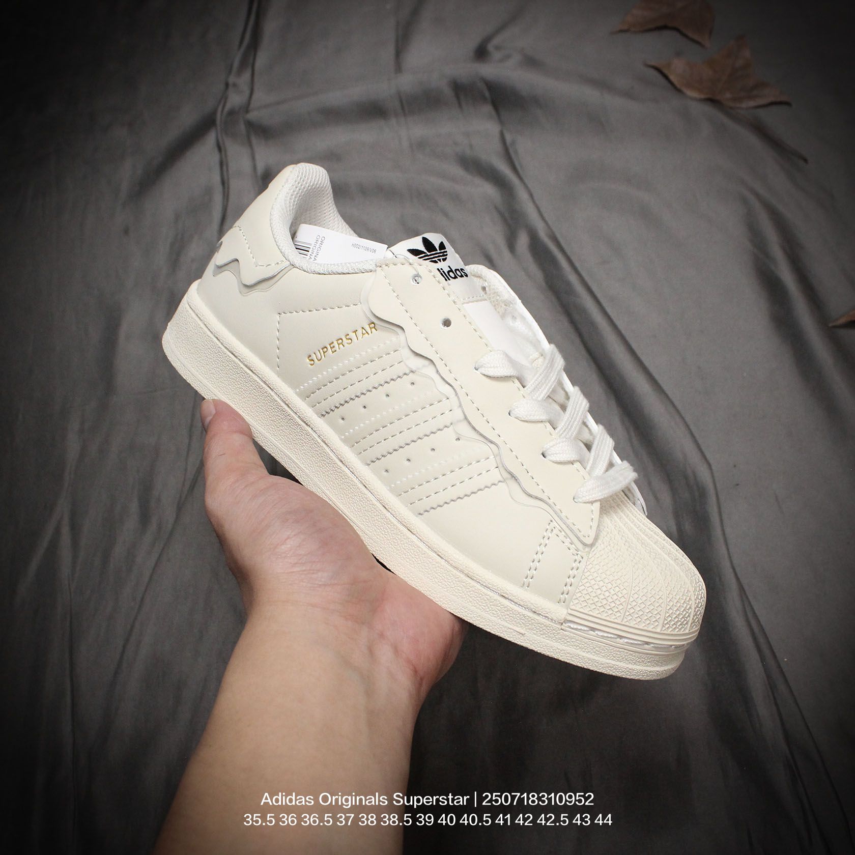 Adidas/阿迪达斯 贝壳头系列 采用进口软二层鞋面材质,2020改良全包围鞋垫,正确2020版鞋底模具及扇贝头盖片❗2022ss春季女神搭配款,阿迪达斯三叶草Adidas Originals Superstar"Milk White/Lace"贝壳头系列低帮经典百搭休闲运动板鞋“皮革奶白花边雪糕” 类型:男女鞋 编码:250718310.952