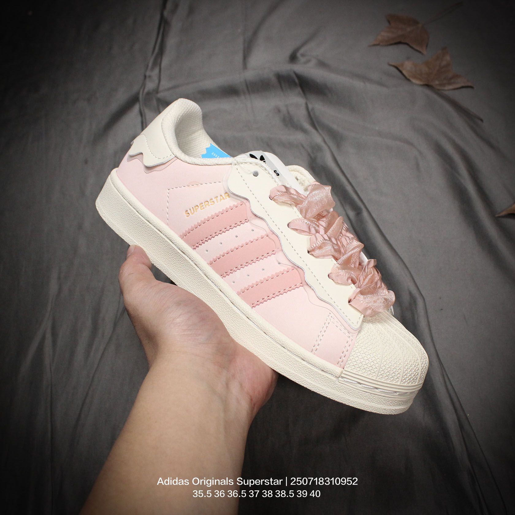 Adidas/阿迪达斯 贝壳头系列 采用进口软二层鞋面材质,2020改良全包围鞋垫,正确2020版鞋底模具及扇贝头盖片❗2022ss春季女神搭配款,阿迪达斯三叶草Adidas Originals Superstar"Milk White/Lace"贝壳头系列低帮经典百搭休闲运动板鞋“皮革奶白花边雪糕” 类型:男女鞋 编码:250718310.952