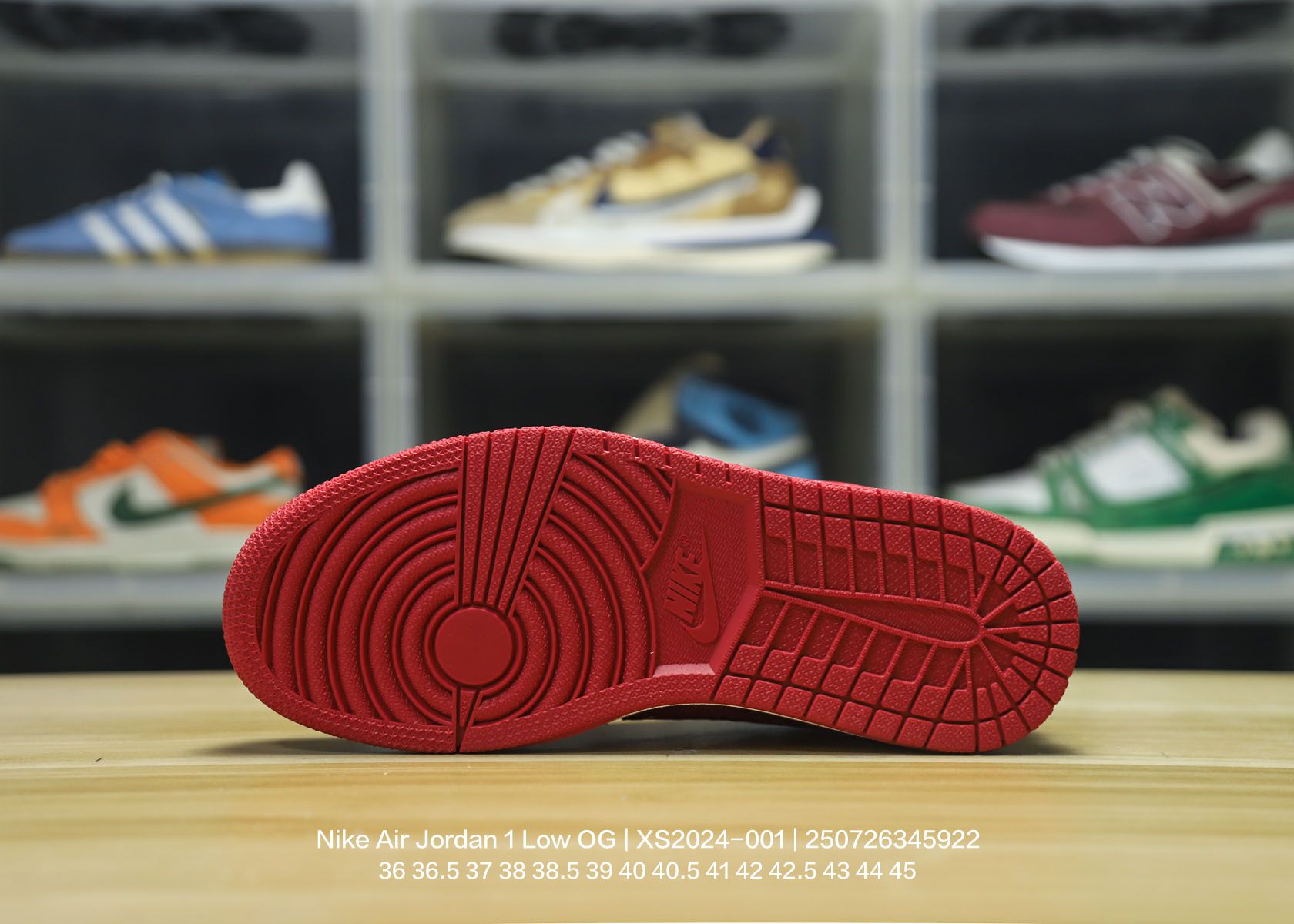 💰130
Jordan/乔丹 男女鞋真标半码制,采用软质荔枝纹牛剖革鞋面材质,缜密拉帮中底布,鞋垫嵌EVA缓震物料及背胶,内置气垫及耐磨橡胶大底❗️当红嘻哈歌手特拉维斯·斯科特定制联乘意大利奢侈品牌-古驰Gucci x Nike Air Jordan 1 Low OG"Esquisite Gucci"AJ1乔丹一代经典低帮文化百搭休闲运动篮球鞋“联名米白深绿GG古驰倒钩 XS2024-001
类型:男女鞋
码数:36 36.5 37 38 38.5 39 40 40.5 41 42 42.5 43 44 45
编码:250726345.922