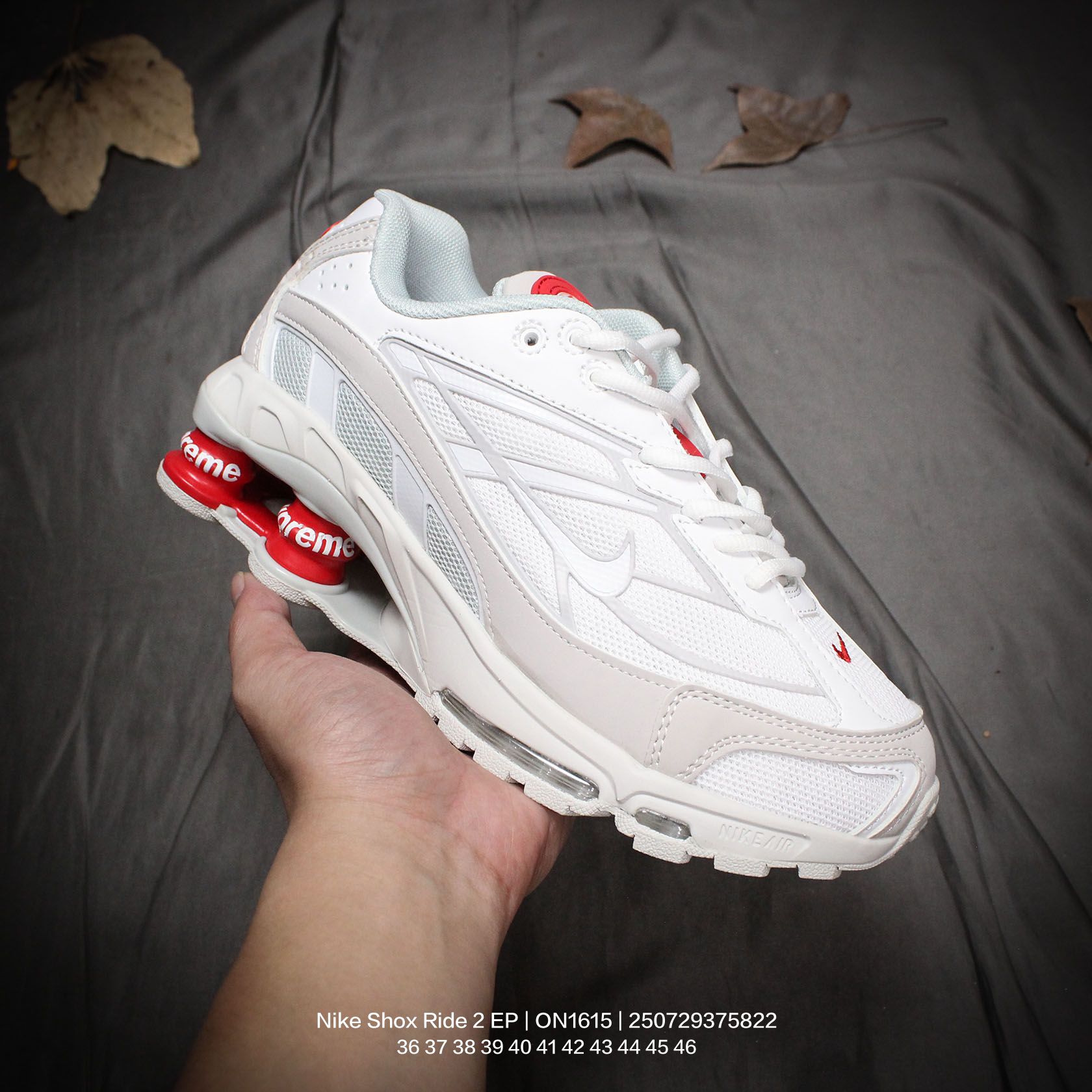 💰160
Nike/耐克 采用网织高频热切鞋面材质，搭载前掌大面积开窗 Air Max 气垫以及后掌 Shox气柱❗️这次鞋型选对了，再度联乘美国潮流服饰品牌/至高Supreme x Nike Shox Ride 2 EP"White/Black/Multi"气柱减震器科技前卫超跑休闲运动慢跑鞋 ON1615

类型：男女鞋
码数：36 37 38 39 40 41 42 43 44 45 46
编码：250729375.822