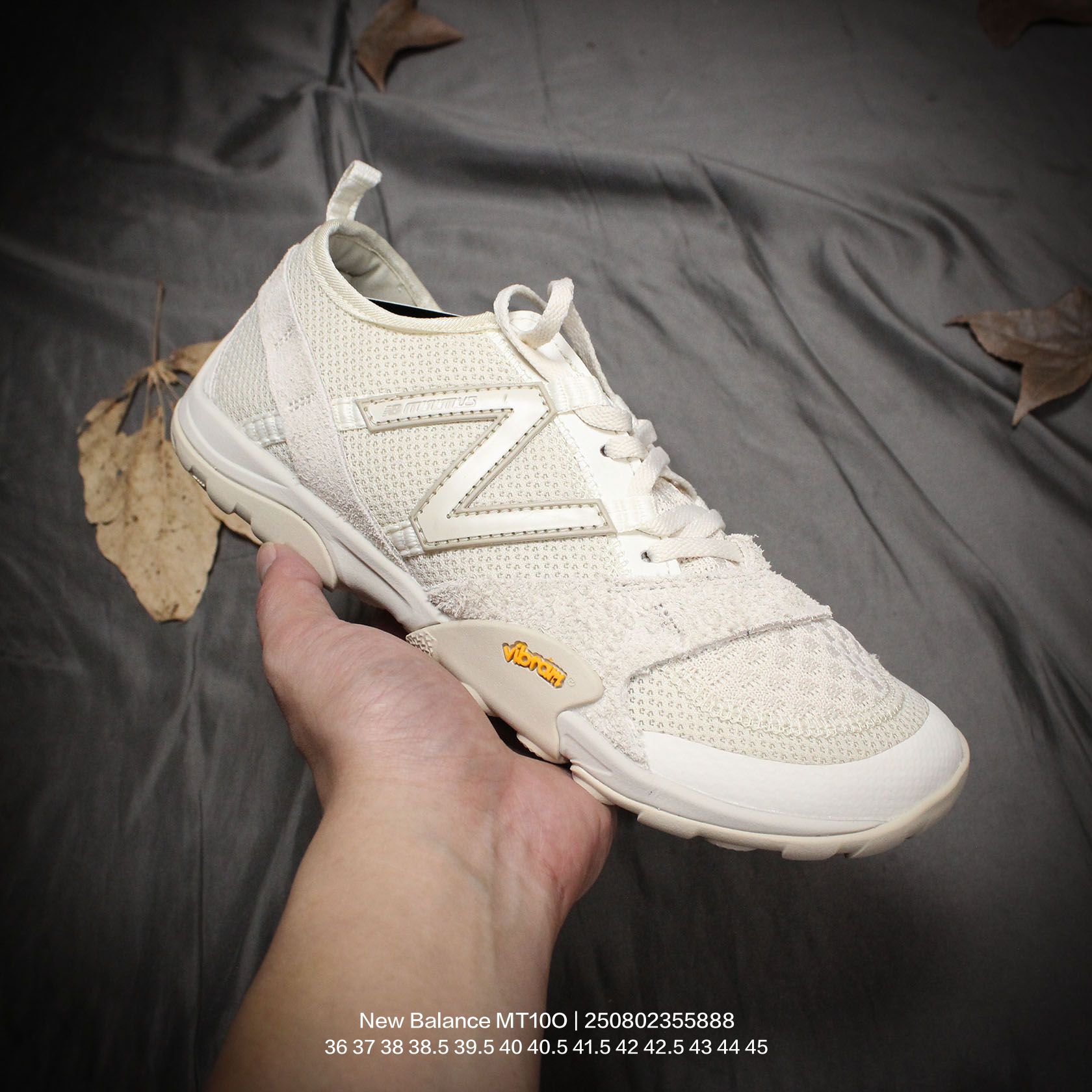 💰140
New Balance/新百伦 男女鞋真标半码制，采用软质纤维革与网织布料拼接构成鞋面材质，中底高弹EVA发泡物料组合轻量化耐磨防滑Vibram黄金大底❗️秉承“赤足概念”,重磅联名国际设计师品牌/三宅一生ISSEY MIYAKE x NB新百伦New Balance MT10O"Sea Salt"系列低帮薄底徒步休闲户外露营运动慢跑鞋“联名皮革米白 

类型：男女鞋
码数：36 37 38 38.5 39.5 40 40.5 41.5 42 42.5 43 44 45
编码：250802355.888