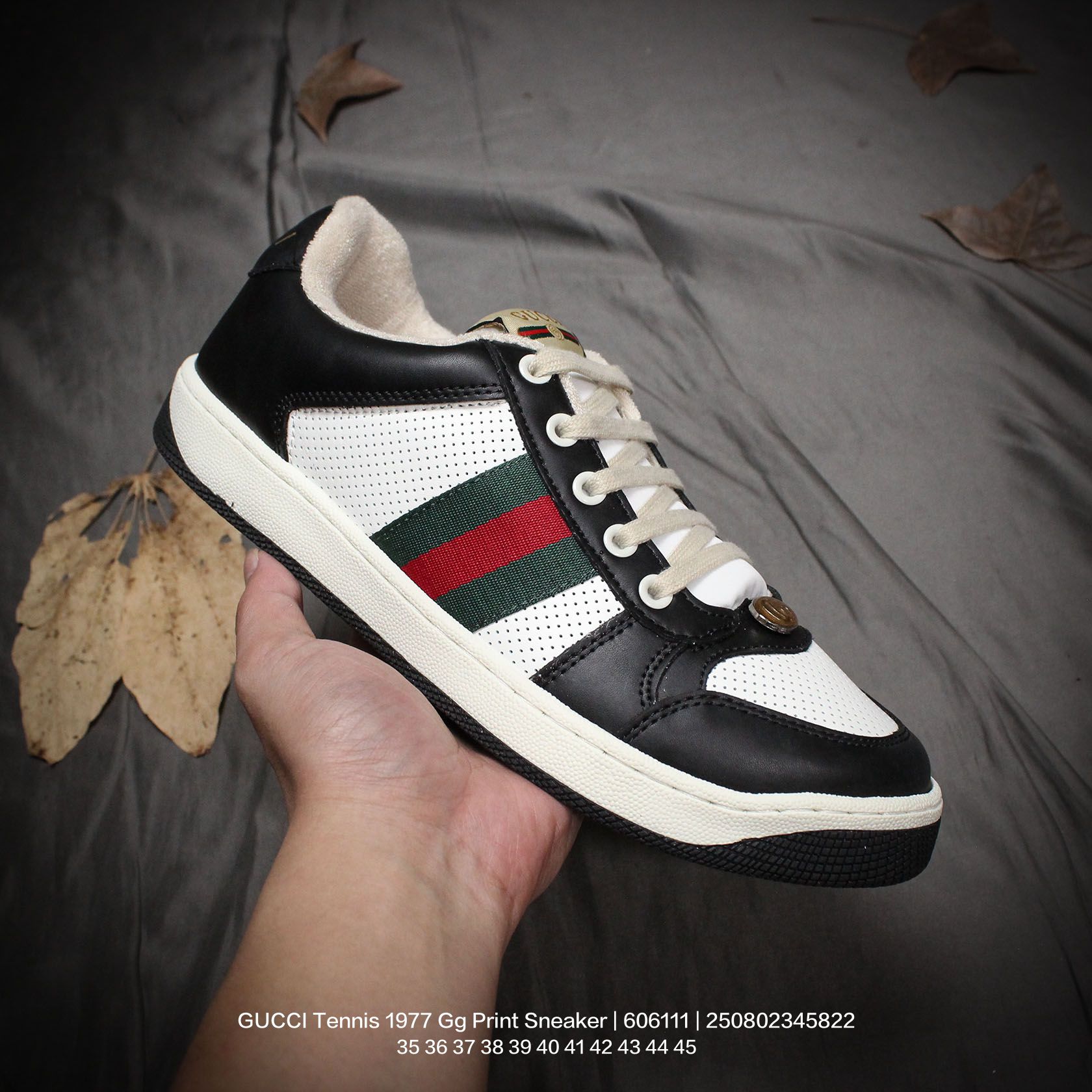 💰130
GUCCI/古驰 男女鞋采用拼接透气纯棉布鞋面材质，外置耐磨橡胶隔色大底❗倪妮.杨幂.鹿晗.刘宪华.丁禹兮群星ins及小红书穿搭爆款Disney x GUCCI Tennis 1977 Gg Print Sneaker帆布印花复古休闲运动板鞋 606111

类型：男女鞋
码数：35 36 37 38 39 40 41 42 43 44 45
编码：250802345.822