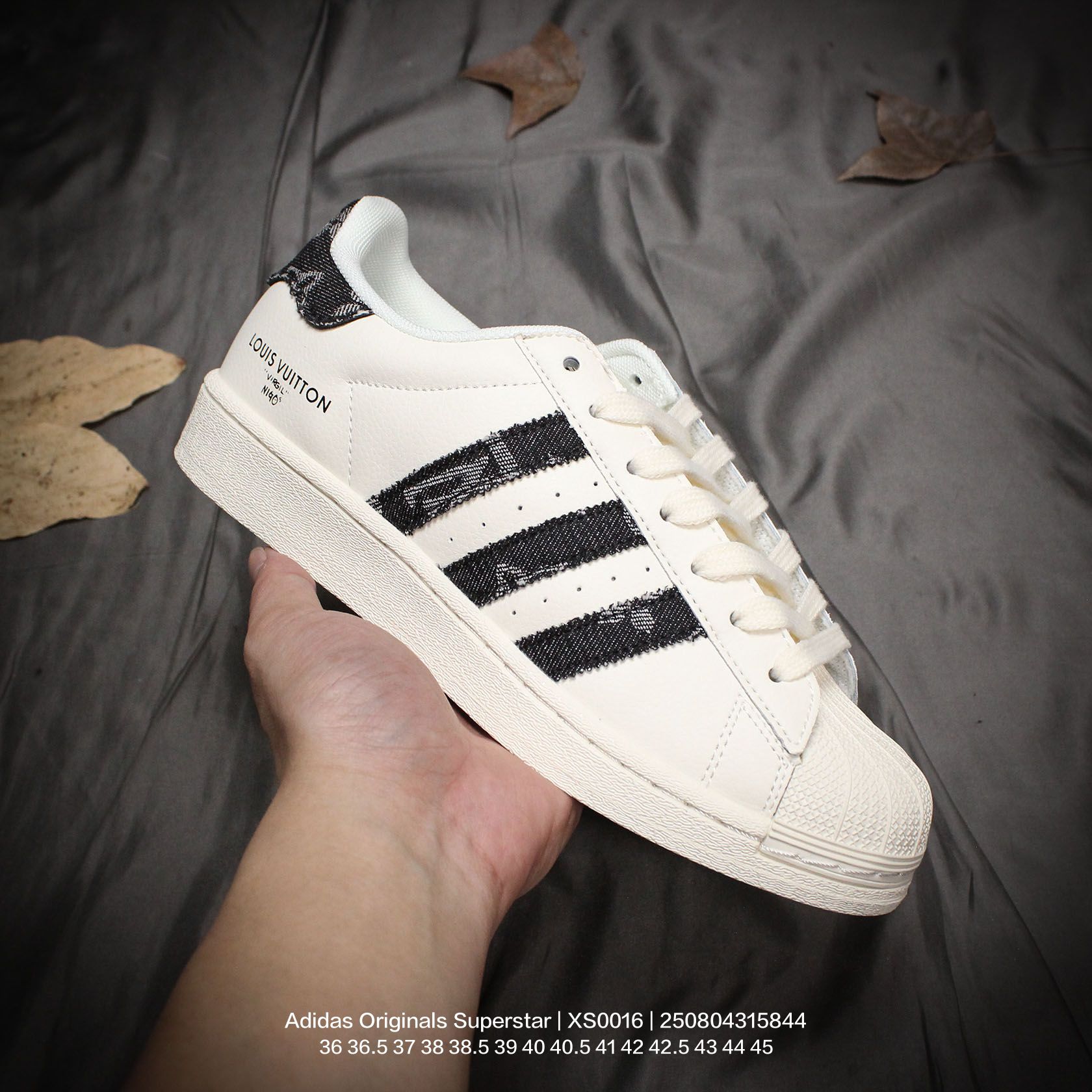 💰100
Adidas/阿迪达斯 男女鞋真标半码制，升级原楦原纸版开发，采用荔枝纹牛剖革鞋面材质，2020改良全包围鞋垫，正确2020版鞋底模具及扇贝头盖片❗创意定制配色,法国顶级高奢品牌·路易威登Louis Vuitton x Adidas Originals Superstar"LV Monogram"经典贝壳头系列低帮百搭休闲运动板鞋“联名米白深灰LV提花印标 XS0016

类型：男女鞋
码数：36 36.5 37 38 38.5 39 40 40.5 41 42 42.5 43 44 45
编码：250804315.844