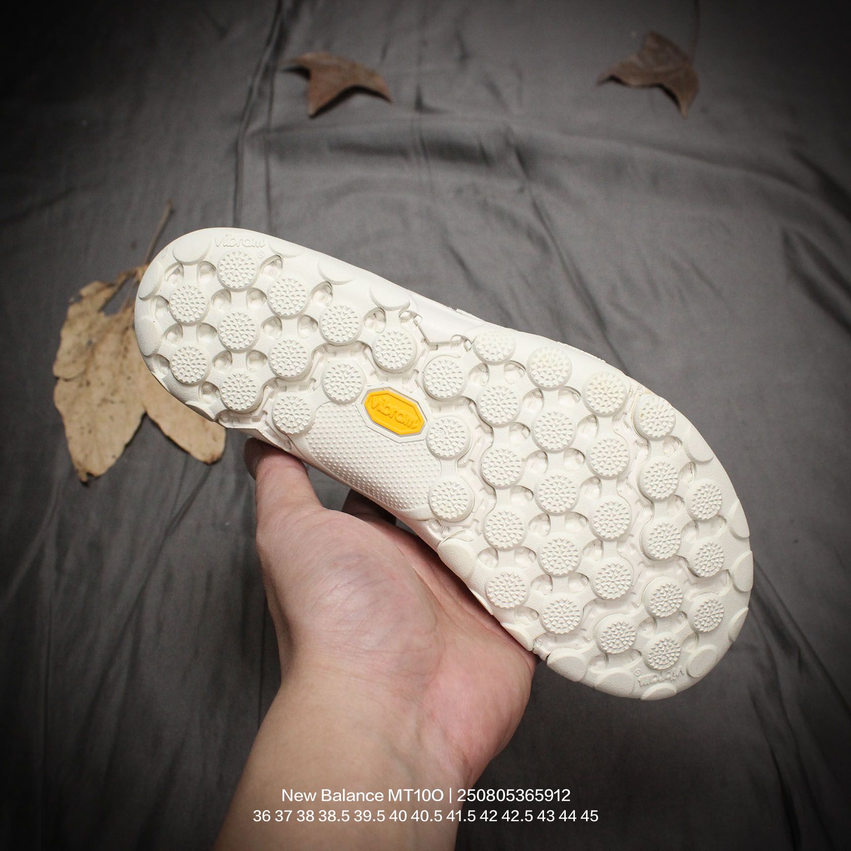 💰150
New Balance/新百伦 男女鞋真标半码制，采用软质纤维革与网织布料拼接构成鞋面材质，中底高弹EVA发泡物料组合轻量化耐磨防滑Vibram黄金大底❗️秉承“赤足概念”,重磅联名国际设计师品牌/三宅一生ISSEY MIYAKE x NB新百伦New Balance MT10O"Sea Salt"系列低帮薄底徒步休闲户外露营运动慢跑鞋“联名皮革米白 

类型：男女鞋
码数：36 37 38 38.5 39.5 40 40.5 41.5 42 42.5 43 44 45
编码：250805365.912