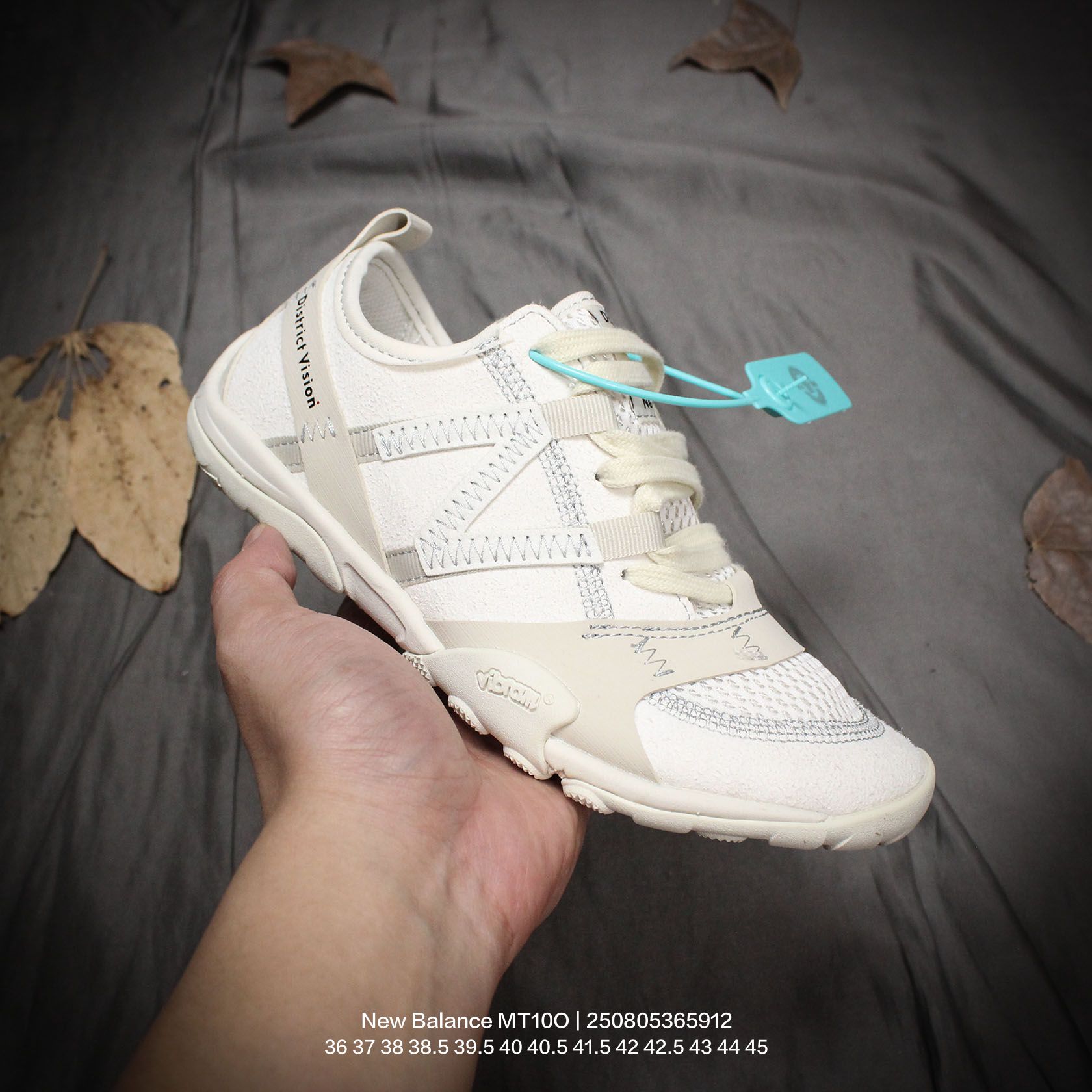 💰150
New Balance/新百伦 男女鞋真标半码制，采用软质纤维革与网织布料拼接构成鞋面材质，中底高弹EVA发泡物料组合轻量化耐磨防滑Vibram黄金大底❗️秉承“赤足概念”,重磅联名国际设计师品牌/三宅一生ISSEY MIYAKE x NB新百伦New Balance MT10O"Sea Salt"系列低帮薄底徒步休闲户外露营运动慢跑鞋“联名皮革米白 

类型：男女鞋
码数：36 37 38 38.5 39.5 40 40.5 41.5 42 42.5 43 44 45
编码：250805365.912