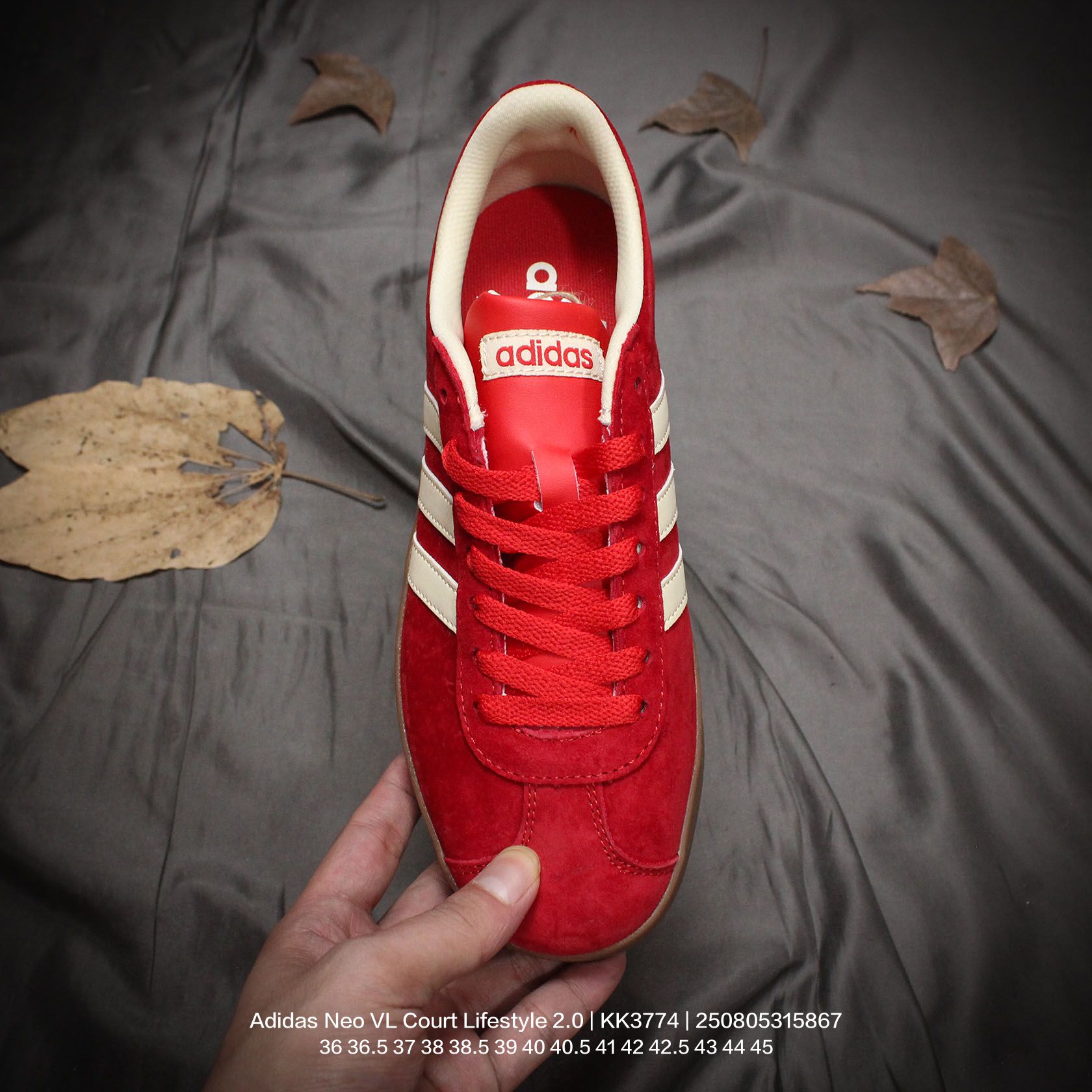 💰130
Adidas/阿迪达斯 男女鞋半码制，采用翻毛皮组合环保纤维革鞋面材质，内嵌EVA透气吸汗鞋垫，缜密拉帮中底布，外置耐磨标准橡胶大底❗️NEO生活城市系列，阿迪达斯Adidas Neo VL Court Lifestyle 2.0 学院生活方式系列低德训风休闲运动板鞋 KK3774

类型：男女鞋
码数：36 36.5 37 38 38.5 39 40 40.5 41 42 42.5 43 44 45
编码：250805315.867