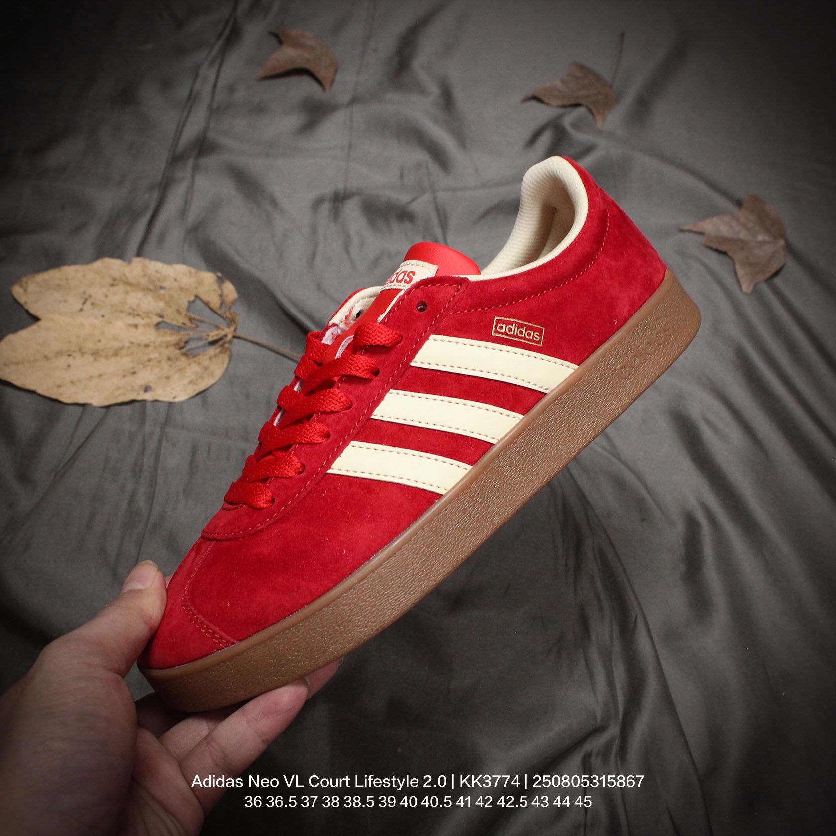 💰130
Adidas/阿迪达斯 男女鞋半码制，采用翻毛皮组合环保纤维革鞋面材质，内嵌EVA透气吸汗鞋垫，缜密拉帮中底布，外置耐磨标准橡胶大底❗️NEO生活城市系列，阿迪达斯Adidas Neo VL Court Lifestyle 2.0 学院生活方式系列低德训风休闲运动板鞋 KK3774

类型：男女鞋
码数：36 36.5 37 38 38.5 39 40 40.5 41 42 42.5 43 44 45
编码：250805315.867