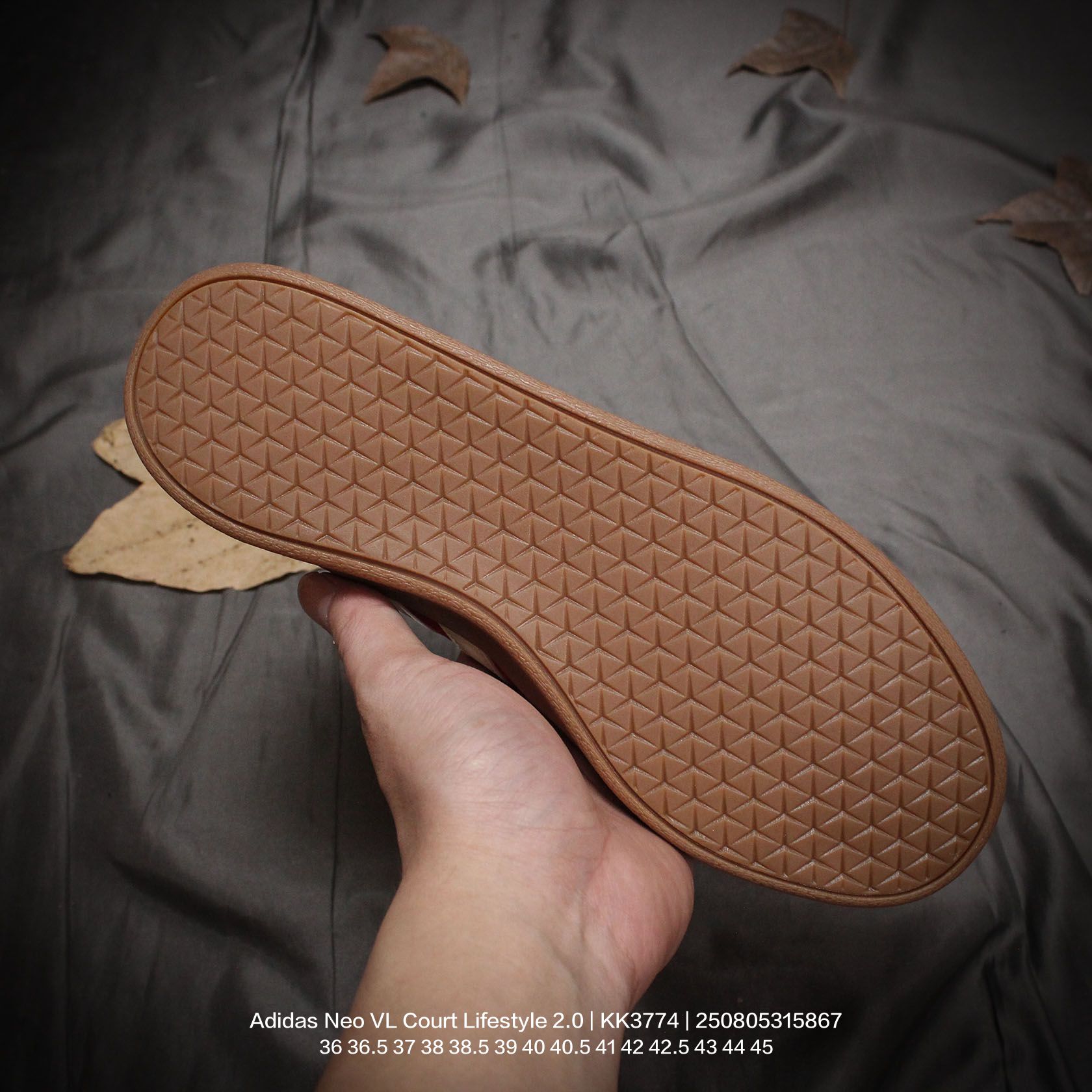 💰130
Adidas/阿迪达斯 男女鞋半码制，采用翻毛皮组合环保纤维革鞋面材质，内嵌EVA透气吸汗鞋垫，缜密拉帮中底布，外置耐磨标准橡胶大底❗️NEO生活城市系列，阿迪达斯Adidas Neo VL Court Lifestyle 2.0 学院生活方式系列低德训风休闲运动板鞋 KK3774

类型：男女鞋
码数：36 36.5 37 38 38.5 39 40 40.5 41 42 42.5 43 44 45
编码：250805315.867