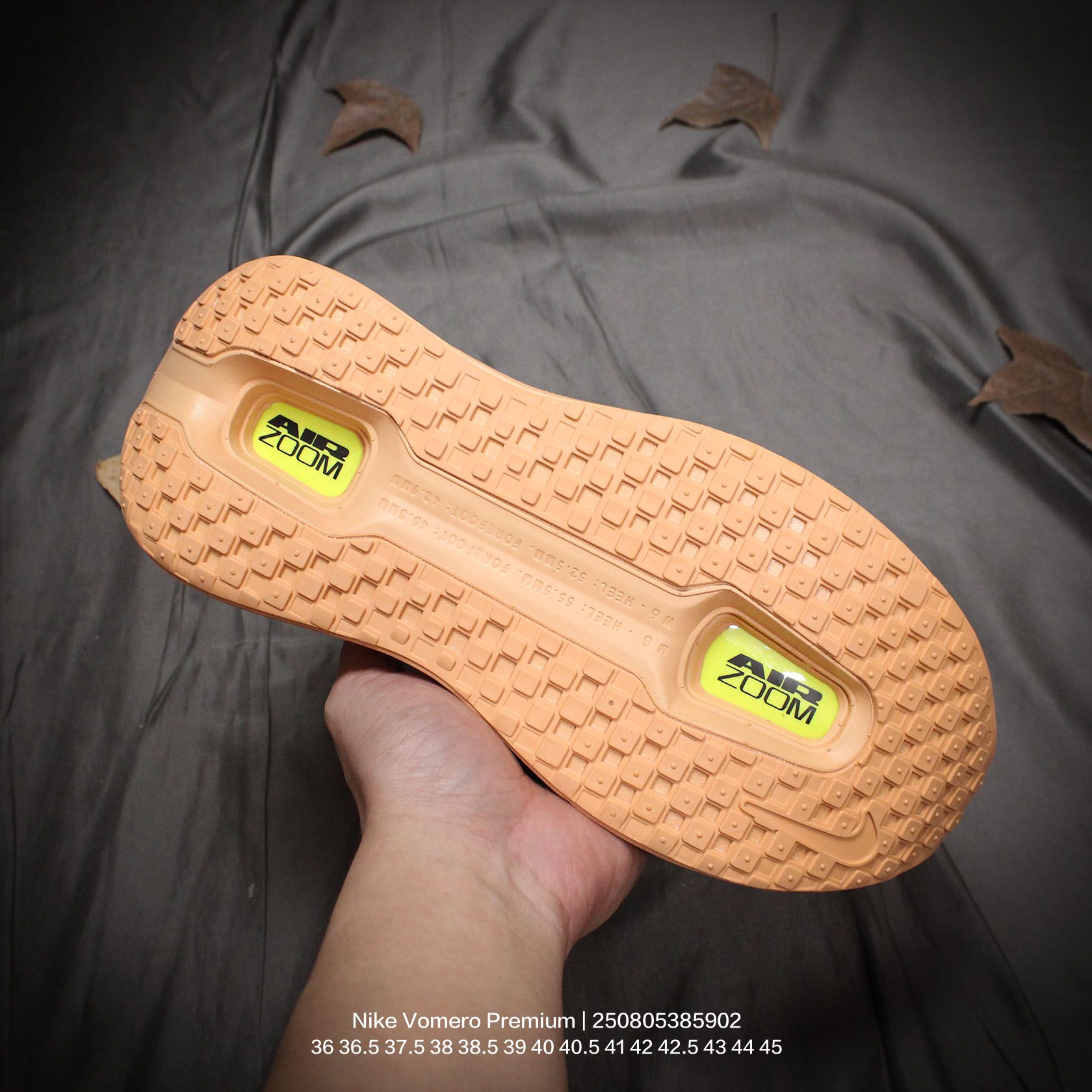 💰220
Nike/耐克 男女鞋采用弹性工程网眼布鞋面材质，内里嵌入定型海绵，中底ZoomX 减震泡绵与 Air Zoom 气垫单元相结合，外置滑耐磨锯齿橡胶大底❗缓震再革新！全新耐克Nike Vomero Premium 顶级迈柔系列低帮轻量厚底休闲运动慢跑鞋 

类型：男女鞋
码数：36 36.5 37.5 38 38.5 39 40 40.5 41 42 42.5 43 44 45
编码：250805385.902