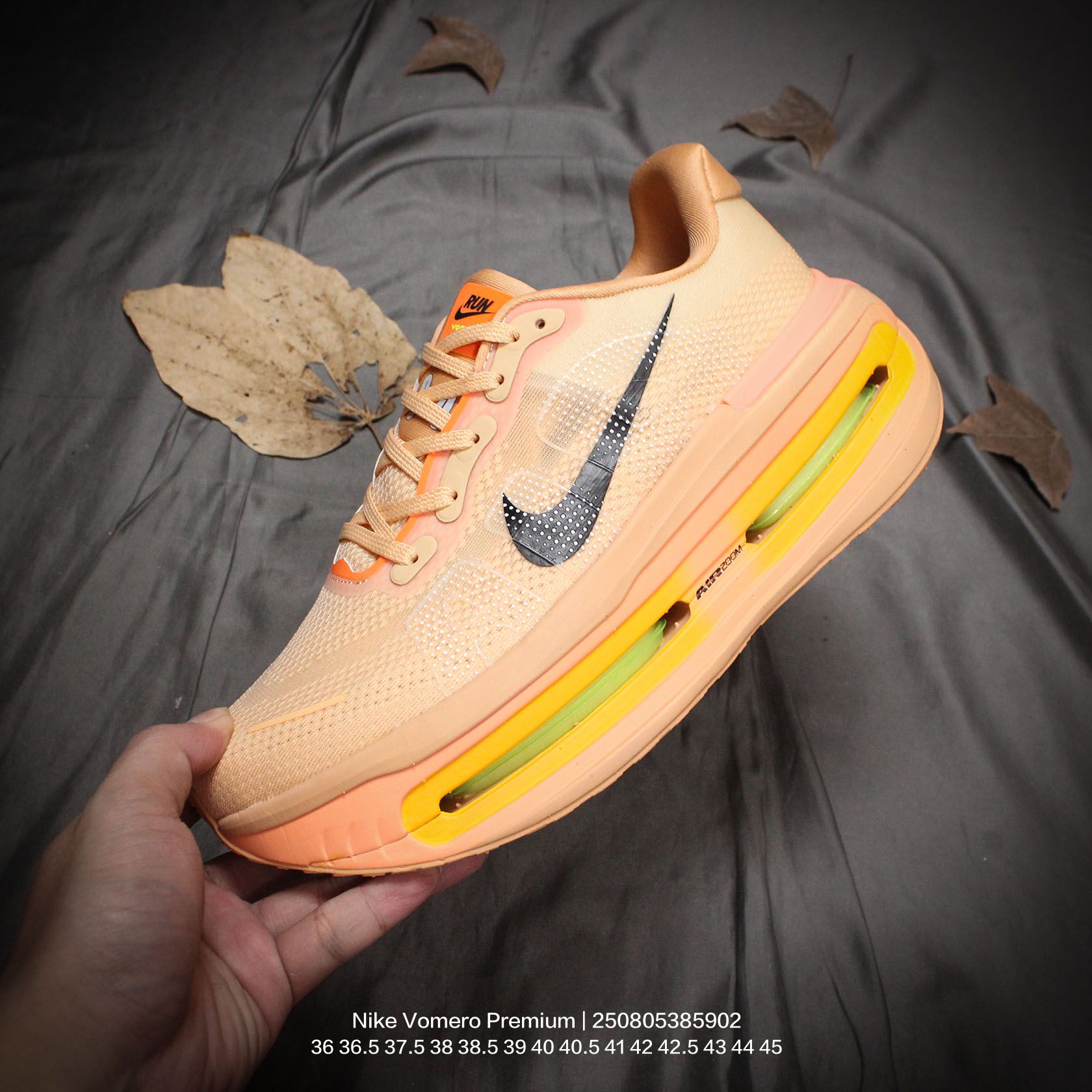💰220
Nike/耐克 男女鞋采用弹性工程网眼布鞋面材质，内里嵌入定型海绵，中底ZoomX 减震泡绵与 Air Zoom 气垫单元相结合，外置滑耐磨锯齿橡胶大底❗缓震再革新！全新耐克Nike Vomero Premium 顶级迈柔系列低帮轻量厚底休闲运动慢跑鞋 

类型：男女鞋
码数：36 36.5 37.5 38 38.5 39 40 40.5 41 42 42.5 43 44 45
编码：250805385.902