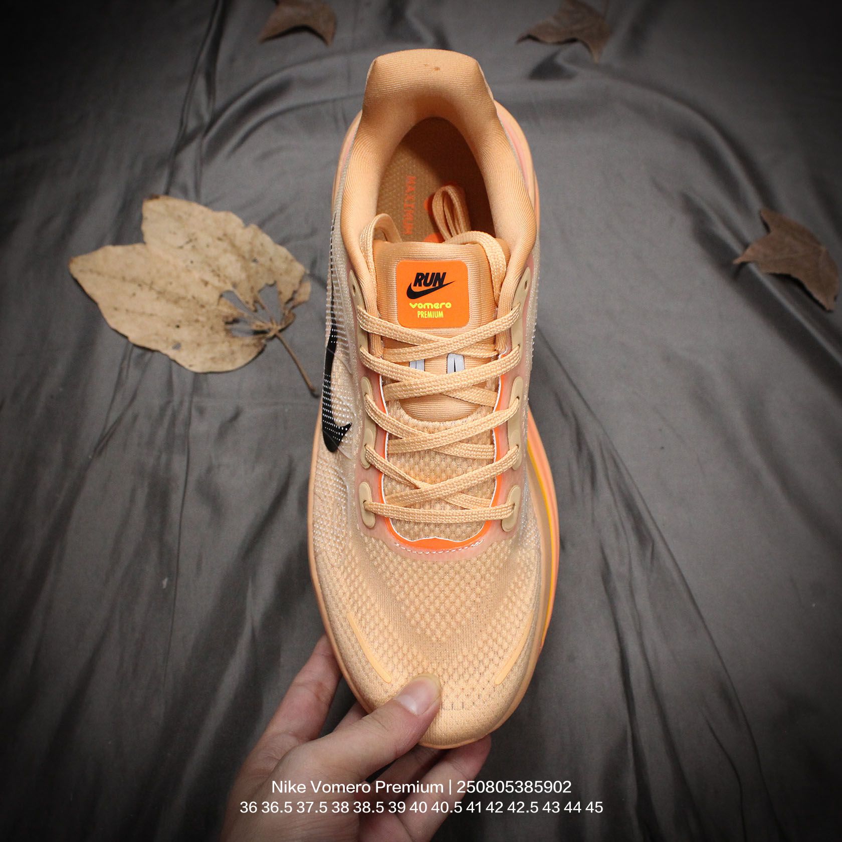 💰220
Nike/耐克 男女鞋采用弹性工程网眼布鞋面材质，内里嵌入定型海绵，中底ZoomX 减震泡绵与 Air Zoom 气垫单元相结合，外置滑耐磨锯齿橡胶大底❗缓震再革新！全新耐克Nike Vomero Premium 顶级迈柔系列低帮轻量厚底休闲运动慢跑鞋 

类型：男女鞋
码数：36 36.5 37.5 38 38.5 39 40 40.5 41 42 42.5 43 44 45
编码：250805385.902