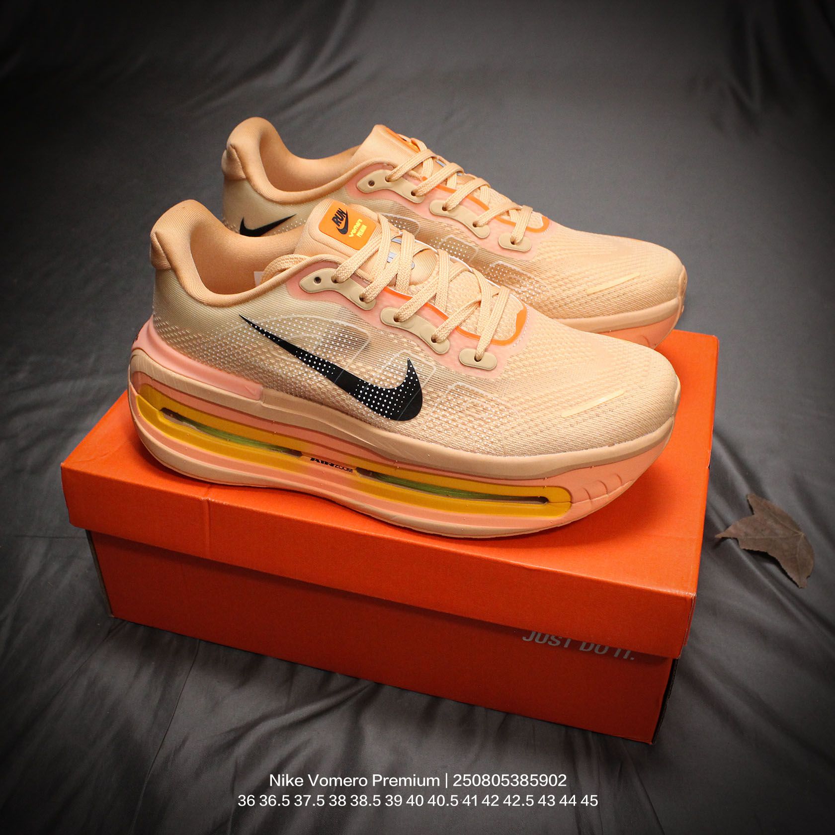 💰220
Nike/耐克 男女鞋采用弹性工程网眼布鞋面材质，内里嵌入定型海绵，中底ZoomX 减震泡绵与 Air Zoom 气垫单元相结合，外置滑耐磨锯齿橡胶大底❗缓震再革新！全新耐克Nike Vomero Premium 顶级迈柔系列低帮轻量厚底休闲运动慢跑鞋 

类型：男女鞋
码数：36 36.5 37.5 38 38.5 39 40 40.5 41 42 42.5 43 44 45
编码：250805385.902