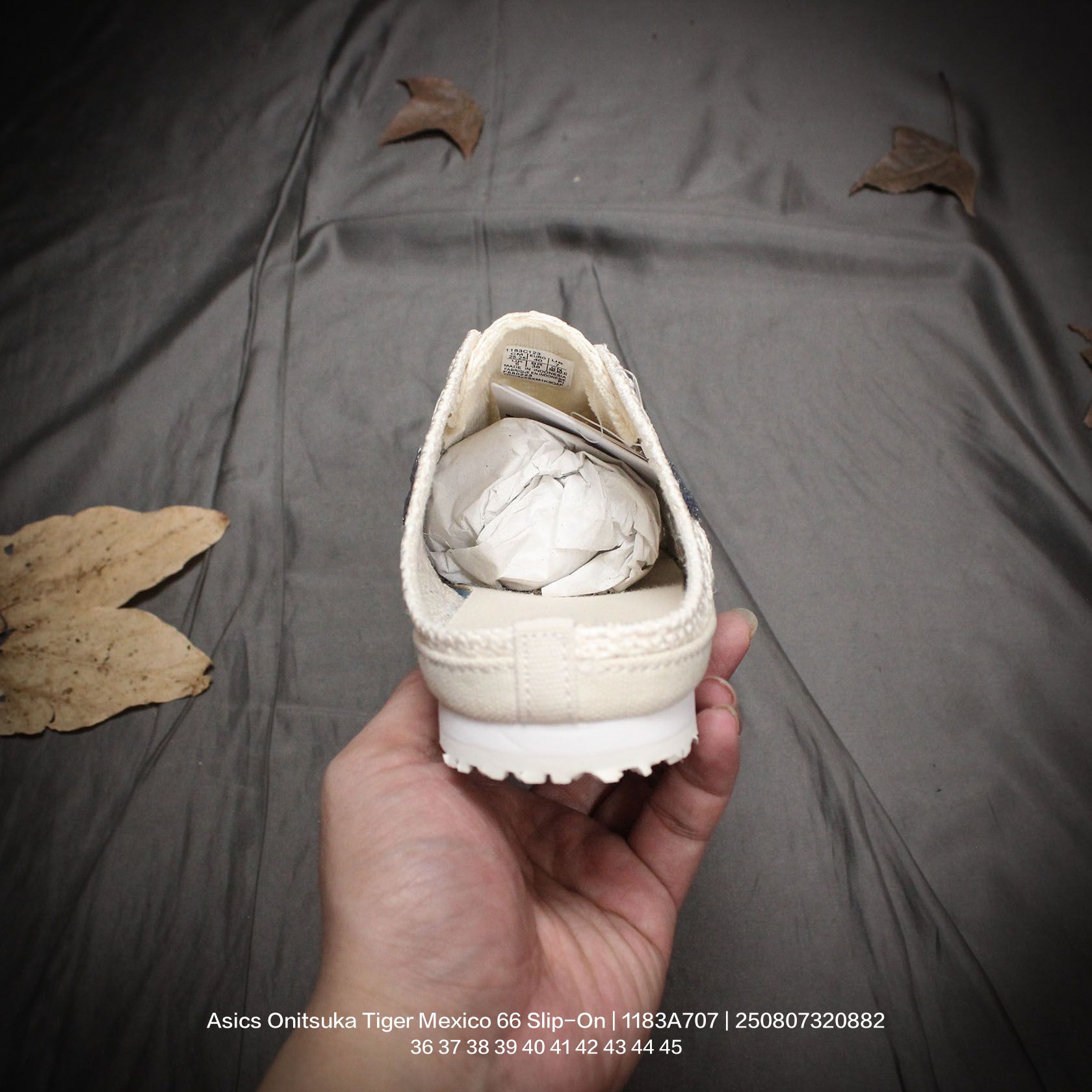 💰105
Asics/亚瑟士 男女鞋半码制,采用大网格布组合太空革饰条鞋面材质,外置环保切片组合橡胶大底❗️日产经典老牌-鬼塚虎Onitsuka Tiger Mexico 66 Slip-On 经典墨西哥系列低帮经典夏季包头半拖一脚蹬露跟休闲运动懒人鞋 1183A707
类型:男女鞋
码数:36 37 38 39 40 41 42 43 44 45
编码:250807320.882