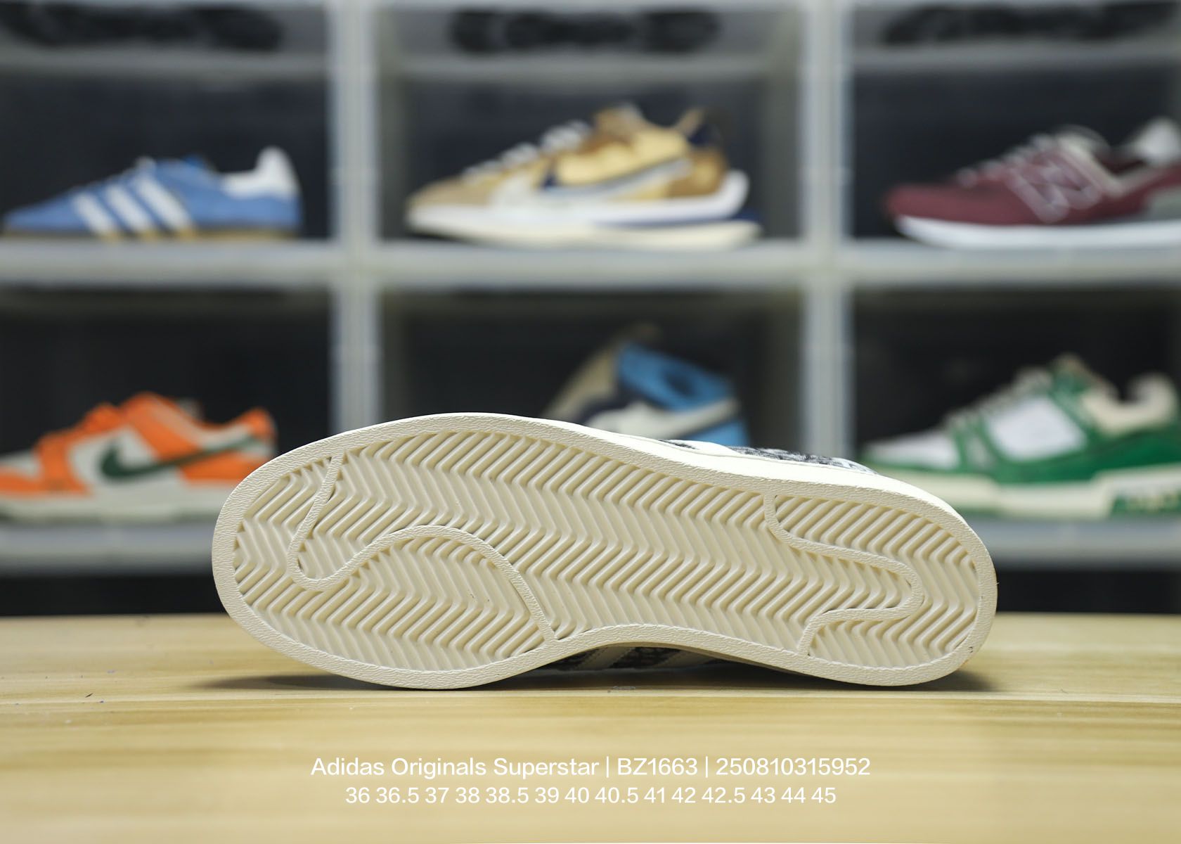 💰100
Adidas/阿迪达斯 男女鞋真标半码制,原楦开发版型,采用粒面牛剖革组合提花帆布鞋面材质,2020改良全包围鞋垫,正确2020版鞋底模具及扇贝头盖片❗ 创意团队CONS MUST BE BORN AGAIN定制法国高奢时装品牌·迪奥/Dior x Adidas Originals Superstar"Christian Dior"贝壳头系列低帮经典百搭休闲运动板鞋“奶白灰蓝刺绣CD重影 BZ1663
类型:男女鞋
码数:36 36.5 37 38 38.5 39 40 40.5 41 42 42.5 43 44 45
编码:250810315.952