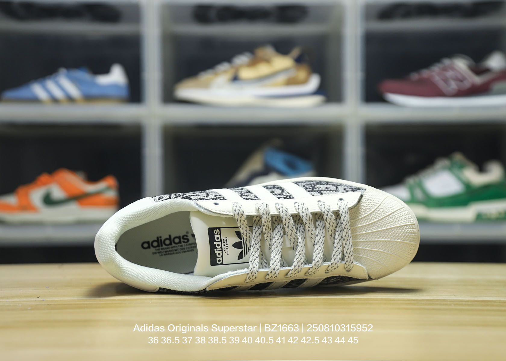 💰100
Adidas/阿迪达斯 男女鞋真标半码制,原楦开发版型,采用粒面牛剖革组合提花帆布鞋面材质,2020改良全包围鞋垫,正确2020版鞋底模具及扇贝头盖片❗ 创意团队CONS MUST BE BORN AGAIN定制法国高奢时装品牌·迪奥/Dior x Adidas Originals Superstar"Christian Dior"贝壳头系列低帮经典百搭休闲运动板鞋“奶白灰蓝刺绣CD重影 BZ1663
类型:男女鞋
码数:36 36.5 37 38 38.5 39 40 40.5 41 42 42.5 43 44 45
编码:250810315.952