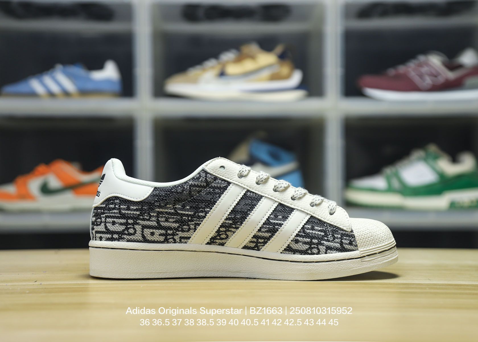 💰100
Adidas/阿迪达斯 男女鞋真标半码制,原楦开发版型,采用粒面牛剖革组合提花帆布鞋面材质,2020改良全包围鞋垫,正确2020版鞋底模具及扇贝头盖片❗ 创意团队CONS MUST BE BORN AGAIN定制法国高奢时装品牌·迪奥/Dior x Adidas Originals Superstar"Christian Dior"贝壳头系列低帮经典百搭休闲运动板鞋“奶白灰蓝刺绣CD重影 BZ1663
类型:男女鞋
码数:36 36.5 37 38 38.5 39 40 40.5 41 42 42.5 43 44 45
编码:250810315.952