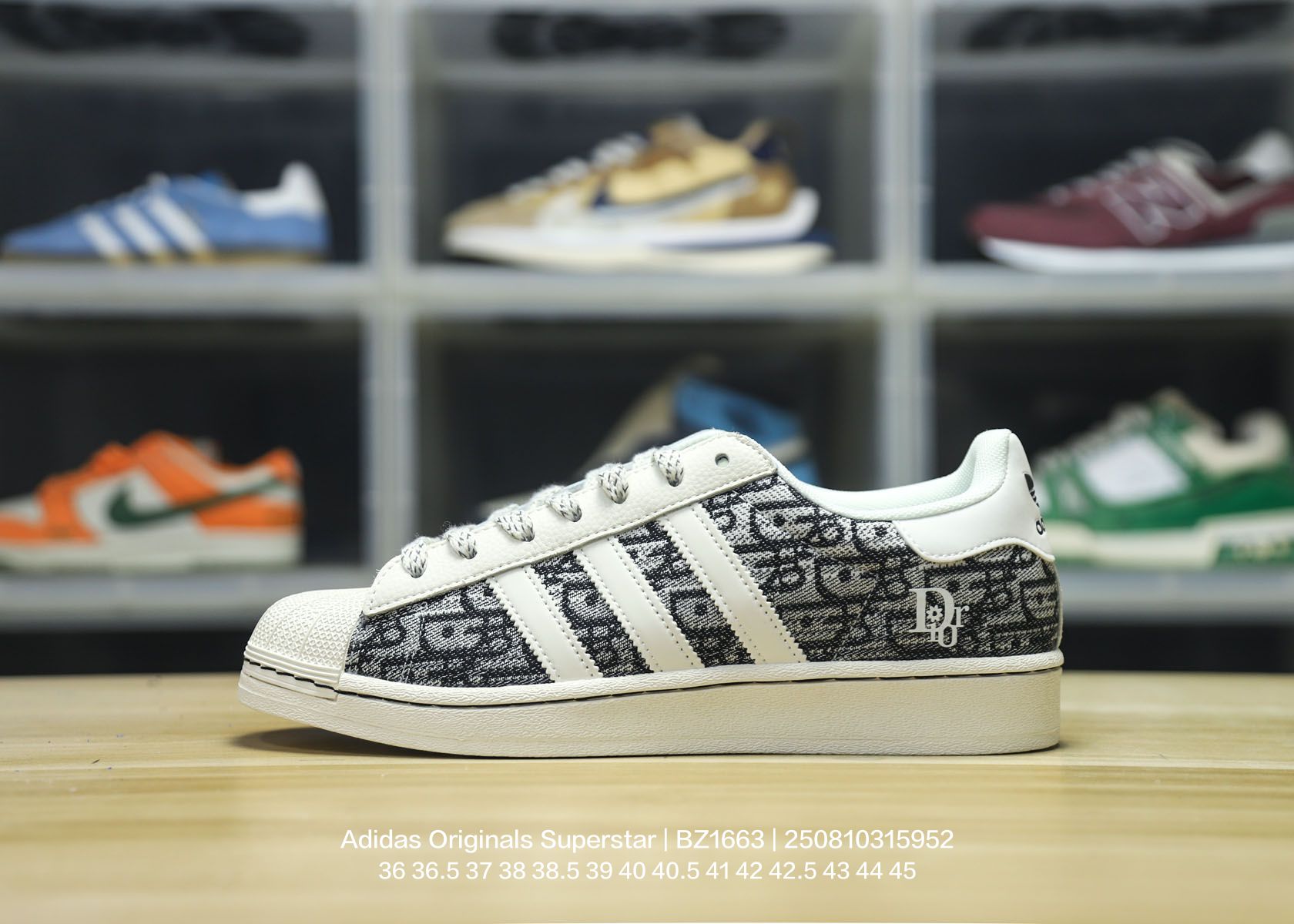 💰100
Adidas/阿迪达斯 男女鞋真标半码制，原楦开发版型，采用粒面牛剖革组合提花帆布鞋面材质，2020改良全包围鞋垫，正确2020版鞋底模具及扇贝头盖片❗ 创意团队CONS MUST BE BORN AGAIN定制法国高奢时装品牌·迪奥/Dior x Adidas Originals Superstar"Christian Dior"贝壳头系列低帮经典百搭休闲运动板鞋“奶白灰蓝刺绣CD重影 BZ1663

类型：男女鞋
码数：36 36.5 37 38 38.5 39 40 40.5 41 42 42.5 43 44 45
编码：250810315.952