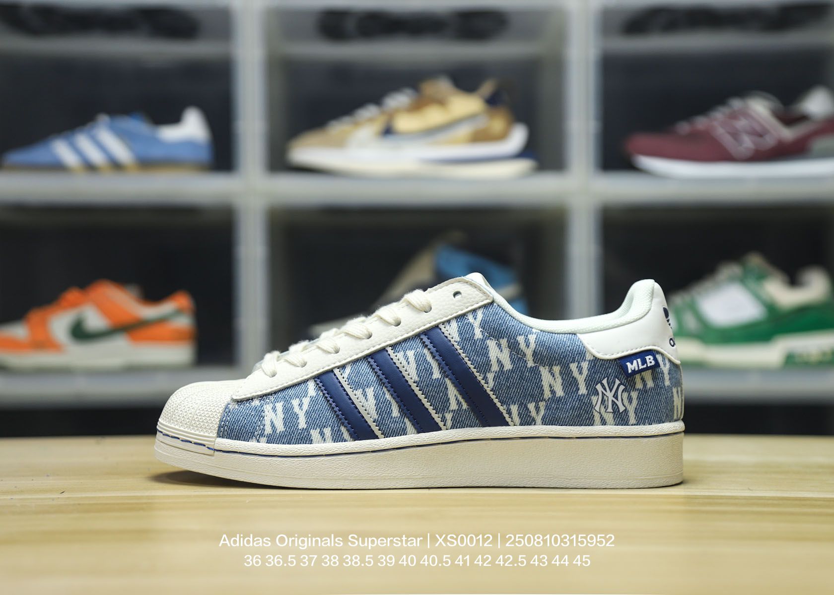 Adidas/阿迪达斯 男女鞋真标半码制,升级原楦原纸版开发,采用荔枝纹牛剖革鞋面材质,2020改良全包围鞋垫,正确2020版鞋底模具及扇贝头盖片❗定制联名高级街头休闲品牌MLB x Adidas Originals Superstar"NY"经典贝壳头系列低帮百搭休闲运动板鞋“联名米白蓝NY印花 XS0012 类型:男女鞋 编码:250810315.952