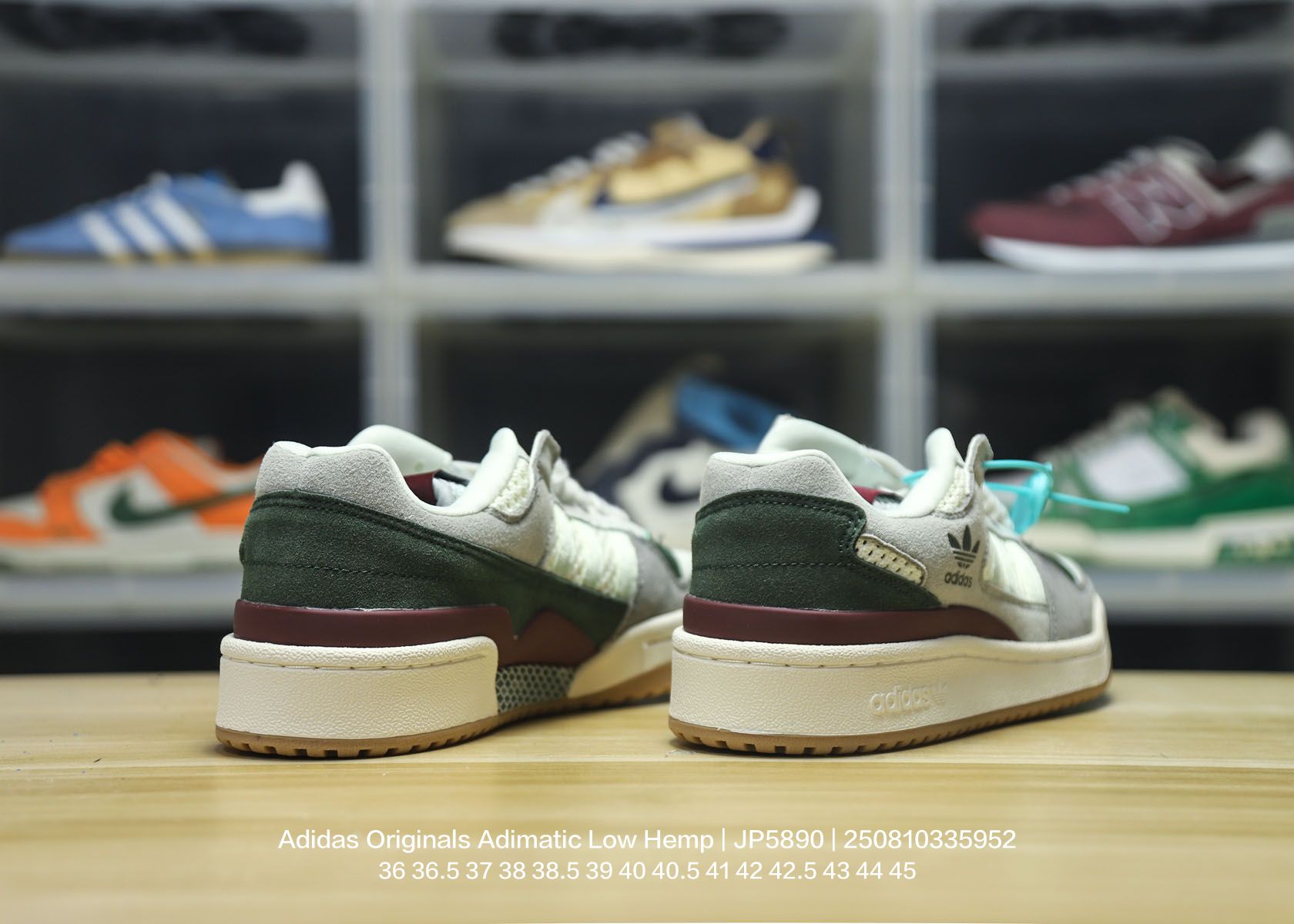 💰120
Adidas/阿迪达斯 男女鞋真标半码制,原楦原纸版数据开发,采用翻毛皮革鞋面材质,耐磨橡胶大底❗超火的阿迪达斯「鲨鱼面包鞋」新联名开启,中底造型有点酷!阿迪达斯Adidas Originals Adimatic Low Hemp"Wonder Silver Gum"马蒂奇系列低帮复古鲨鱼面包休闲运动休闲滑板板鞋 JP5900
类型:男女鞋
码数:36 36.5 37 38 38.5 39 40 40.5 41 42 42.5 43 44 45
编码:250810335.952