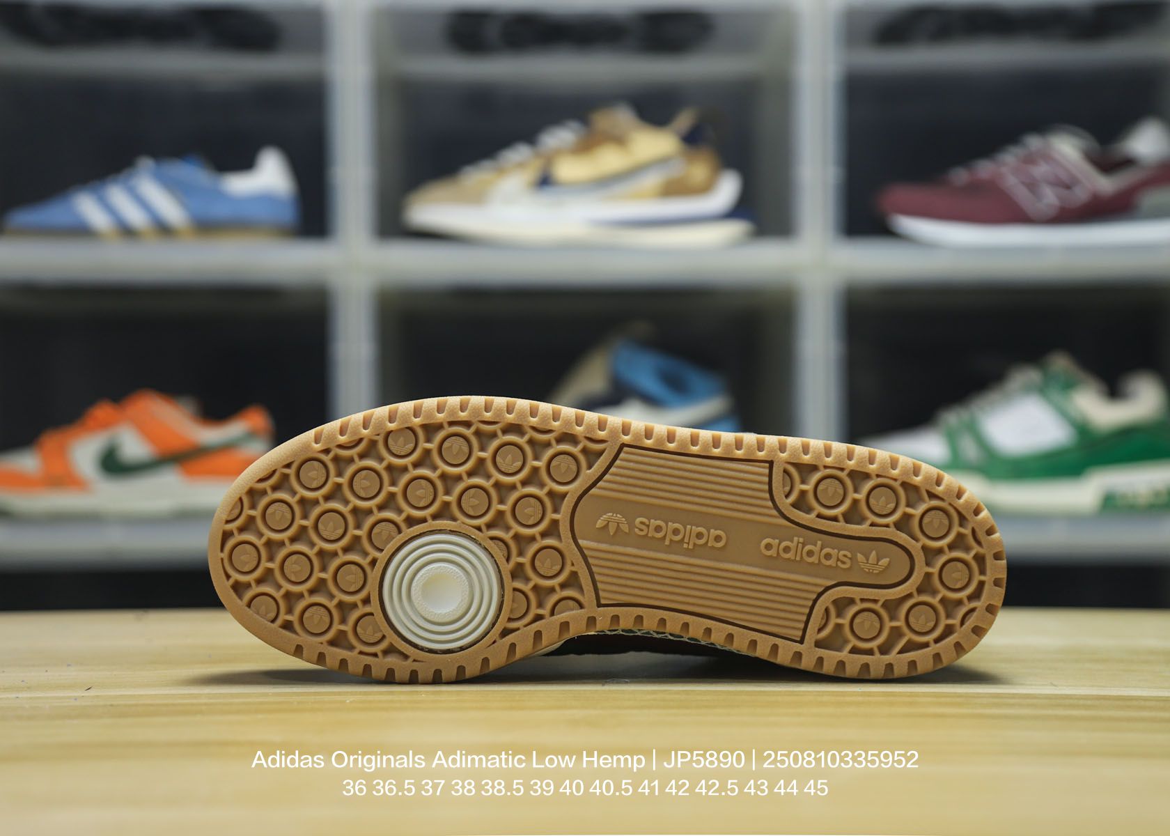 💰120
Adidas/阿迪达斯 男女鞋真标半码制,原楦原纸版数据开发,采用翻毛皮革鞋面材质,耐磨橡胶大底❗超火的阿迪达斯「鲨鱼面包鞋」新联名开启,中底造型有点酷!阿迪达斯Adidas Originals Adimatic Low Hemp"Wonder Silver Gum"马蒂奇系列低帮复古鲨鱼面包休闲运动休闲滑板板鞋 JP5900
类型:男女鞋
码数:36 36.5 37 38 38.5 39 40 40.5 41 42 42.5 43 44 45
编码:250810335.952