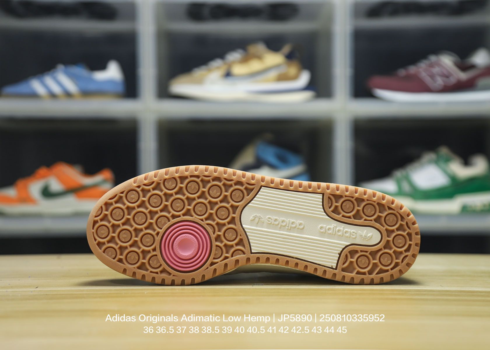 💰120
Adidas/阿迪达斯 男女鞋真标半码制,原楦原纸版数据开发,采用翻毛皮革鞋面材质,耐磨橡胶大底❗超火的阿迪达斯「鲨鱼面包鞋」新联名开启,中底造型有点酷!阿迪达斯Adidas Originals Adimatic Low Hemp"Wonder Silver Gum"马蒂奇系列低帮复古鲨鱼面包休闲运动休闲滑板板鞋 JP5900
类型:男女鞋
码数:36 36.5 37 38 38.5 39 40 40.5 41 42 42.5 43 44 45
编码:250810335.952