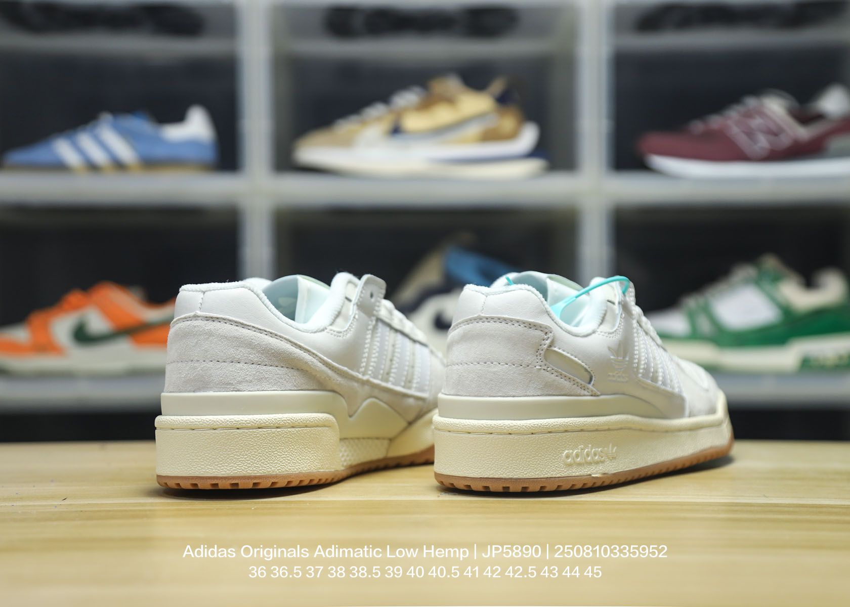 💰120
Adidas/阿迪达斯 男女鞋真标半码制,原楦原纸版数据开发,采用翻毛皮革鞋面材质,耐磨橡胶大底❗超火的阿迪达斯「鲨鱼面包鞋」新联名开启,中底造型有点酷!阿迪达斯Adidas Originals Adimatic Low Hemp"Wonder Silver Gum"马蒂奇系列低帮复古鲨鱼面包休闲运动休闲滑板板鞋 JP5900
类型:男女鞋
码数:36 36.5 37 38 38.5 39 40 40.5 41 42 42.5 43 44 45
编码:250810335.952