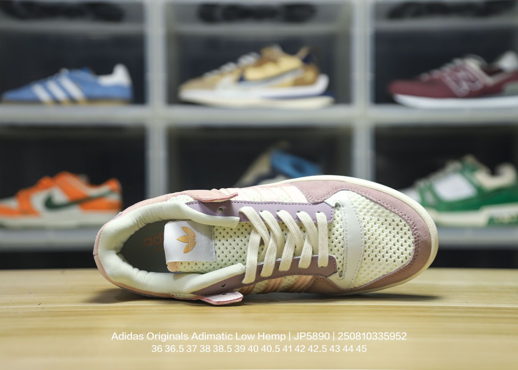 💰120
Adidas/阿迪达斯 男女鞋真标半码制,原楦原纸版数据开发,采用翻毛皮革鞋面材质,耐磨橡胶大底❗超火的阿迪达斯「鲨鱼面包鞋」新联名开启,中底造型有点酷!阿迪达斯Adidas Originals Adimatic Low Hemp"Wonder Silver Gum"马蒂奇系列低帮复古鲨鱼面包休闲运动休闲滑板板鞋 JP5900
类型:男女鞋
码数:36 36.5 37 38 38.5 39 40 40.5 41 42 42.5 43 44 45
编码:250810335.952