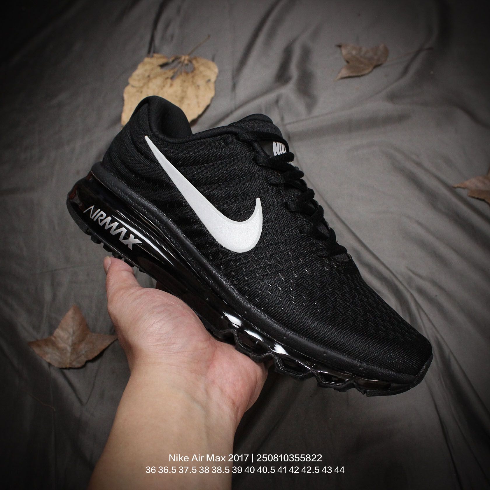 Nike/耐克 原楦原纸版开发,采用轻量透气网织面料材质,原厂OrthoLite(欧索莱)去味海绵鞋垫,超轻薄EVA拉帮中底材质,正确原厂钢印,全掌真Air缓震气垫大底❗️天猫长青款,耐克Nike Air Max 2017"Black/Silver"系列低帮百搭贾卡网面全掌气垫患者休闲运动慢跑鞋 类型:男女鞋 编码:250810355.822