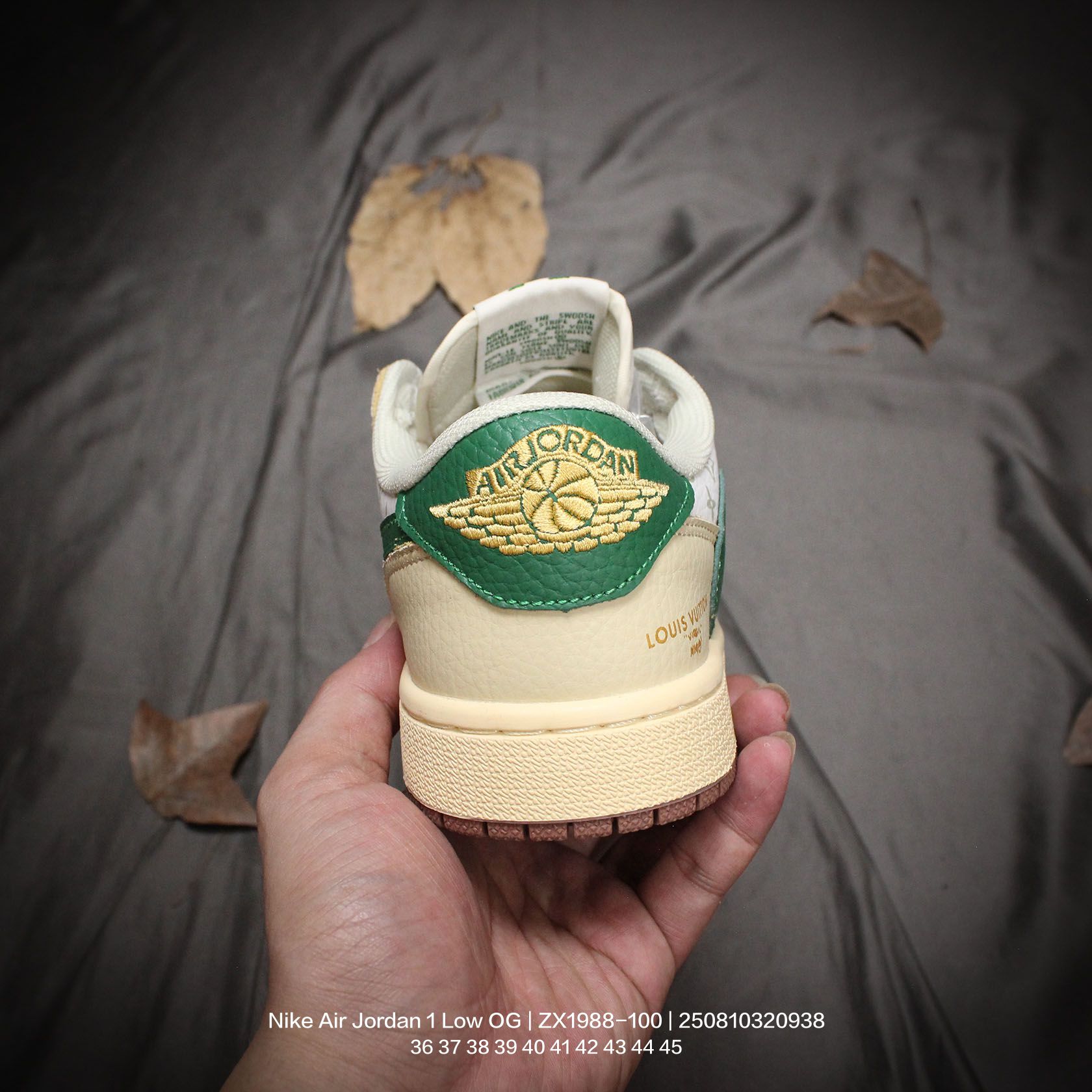 💰110
Jordan/乔丹 AJ1倒钩系列 男女鞋真标半码制,采用软质牛剖革组合猪巴革鞋面材质,缜密拉帮中底布,鞋垫嵌EVA缓震物料及背胶,内置气垫及耐磨橡胶大底❗️当红嘻哈歌手特拉维斯·斯科特定制联乘法国顶级高奢品牌·路易威登Louis Vuitton x Travis Scott x Nike Air Jordan 1 Low OG SP"Beige/Grey/ LV"AJ1乔丹一代经典低帮文化百搭休闲运动篮球鞋“TS联名米白棕深灰LV印花倒钩 ZX1988-100
类型:男女鞋
码数:36 37 38 39 40 41 42 43 44 45
编码:250810320.938