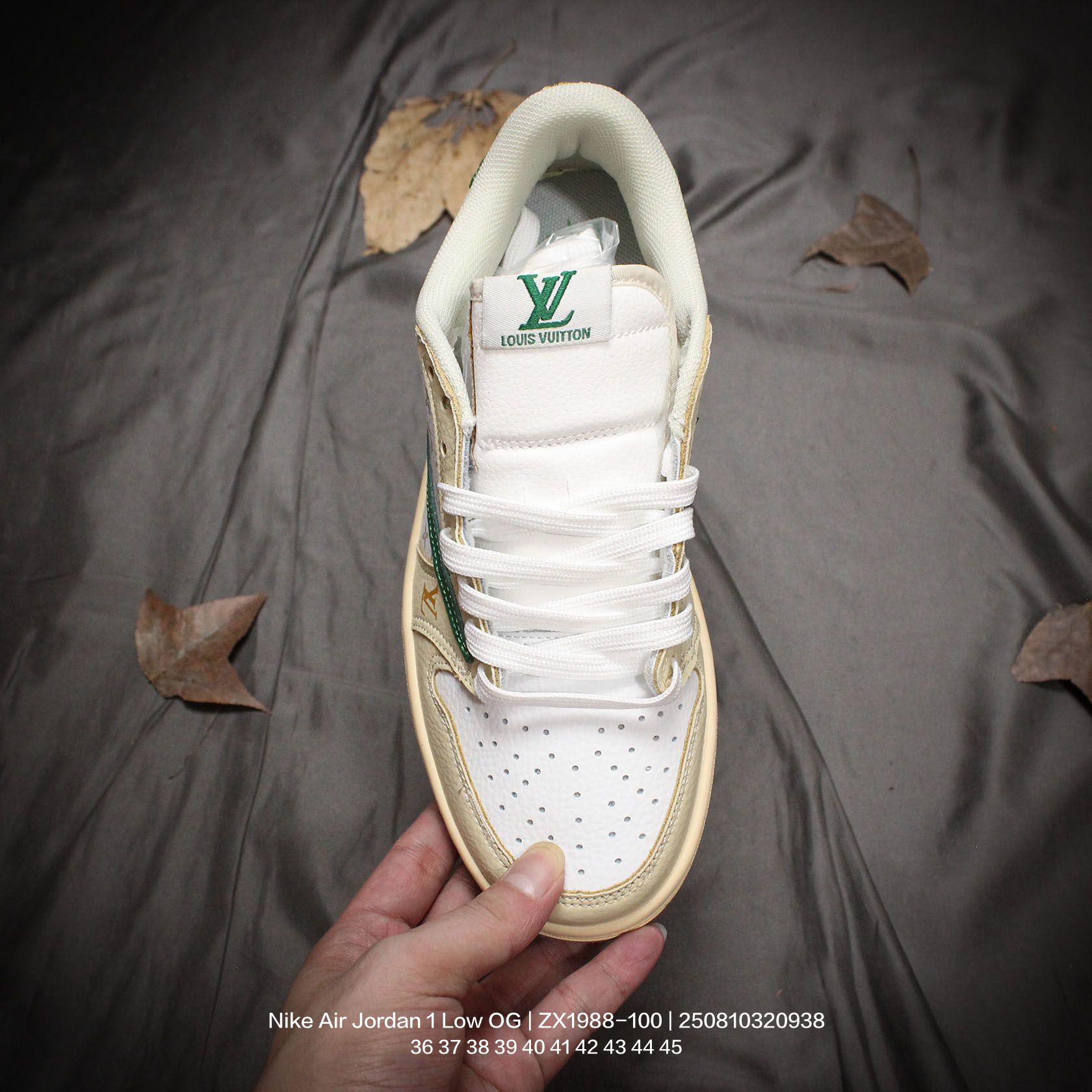 💰110
Jordan/乔丹 AJ1倒钩系列 男女鞋真标半码制,采用软质牛剖革组合猪巴革鞋面材质,缜密拉帮中底布,鞋垫嵌EVA缓震物料及背胶,内置气垫及耐磨橡胶大底❗️当红嘻哈歌手特拉维斯·斯科特定制联乘法国顶级高奢品牌·路易威登Louis Vuitton x Travis Scott x Nike Air Jordan 1 Low OG SP"Beige/Grey/ LV"AJ1乔丹一代经典低帮文化百搭休闲运动篮球鞋“TS联名米白棕深灰LV印花倒钩 ZX1988-100
类型:男女鞋
码数:36 37 38 39 40 41 42 43 44 45
编码:250810320.938