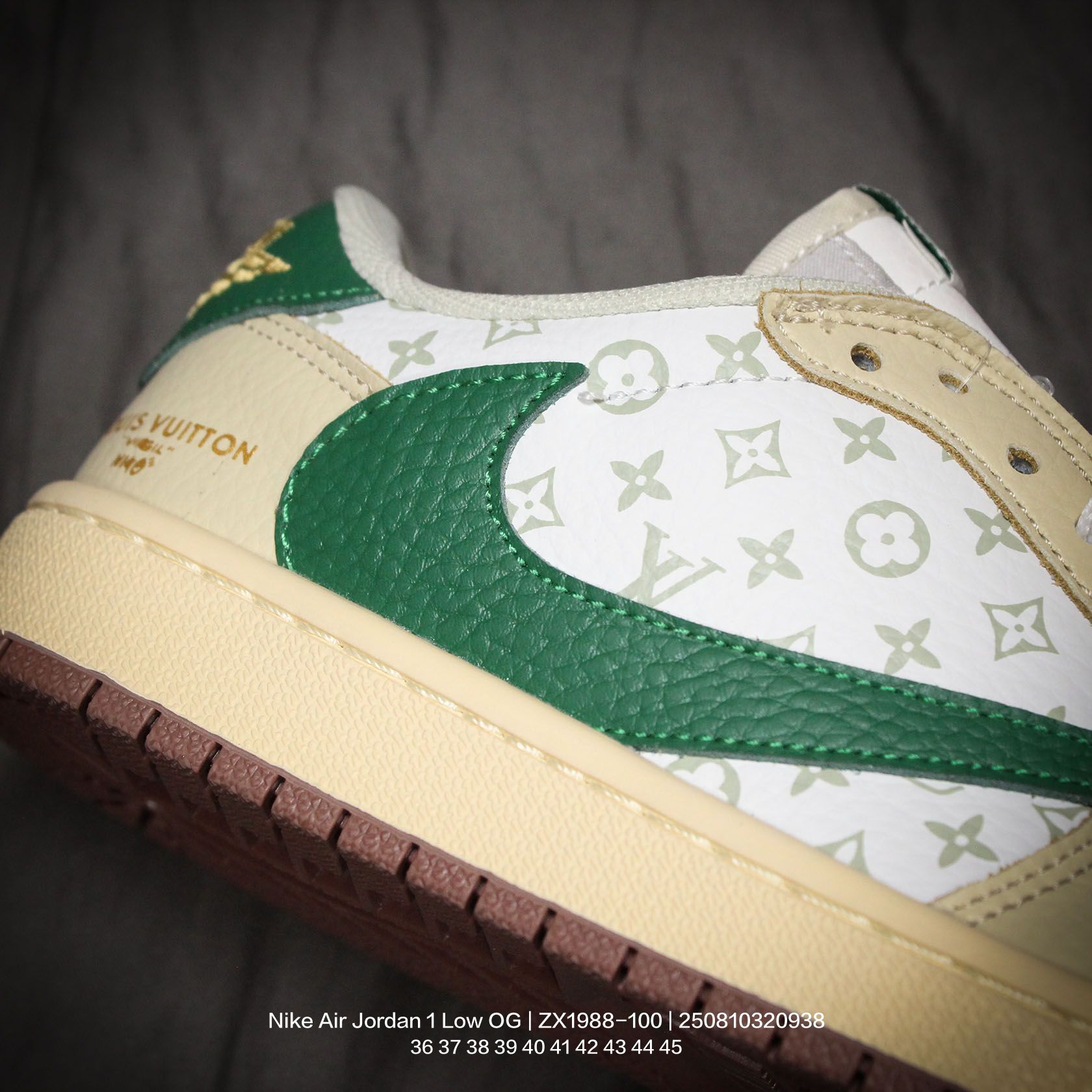 💰110
Jordan/乔丹 AJ1倒钩系列 男女鞋真标半码制,采用软质牛剖革组合猪巴革鞋面材质,缜密拉帮中底布,鞋垫嵌EVA缓震物料及背胶,内置气垫及耐磨橡胶大底❗️当红嘻哈歌手特拉维斯·斯科特定制联乘法国顶级高奢品牌·路易威登Louis Vuitton x Travis Scott x Nike Air Jordan 1 Low OG SP"Beige/Grey/ LV"AJ1乔丹一代经典低帮文化百搭休闲运动篮球鞋“TS联名米白棕深灰LV印花倒钩 ZX1988-100
类型:男女鞋
码数:36 37 38 39 40 41 42 43 44 45
编码:250810320.938